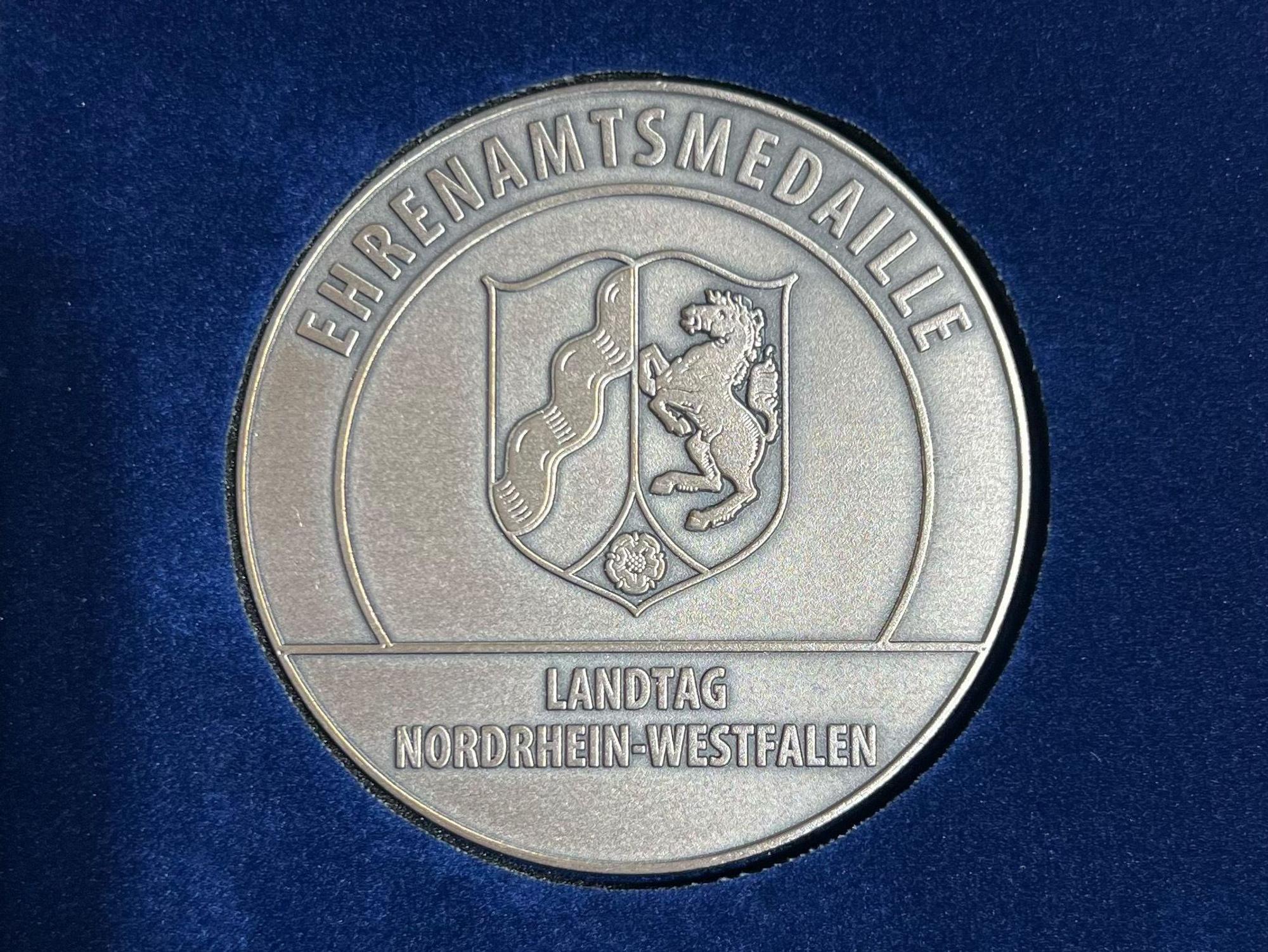 Die Ehrenamtsmedaille, die vom Landtag NRW erstmalig verliehen wurde.