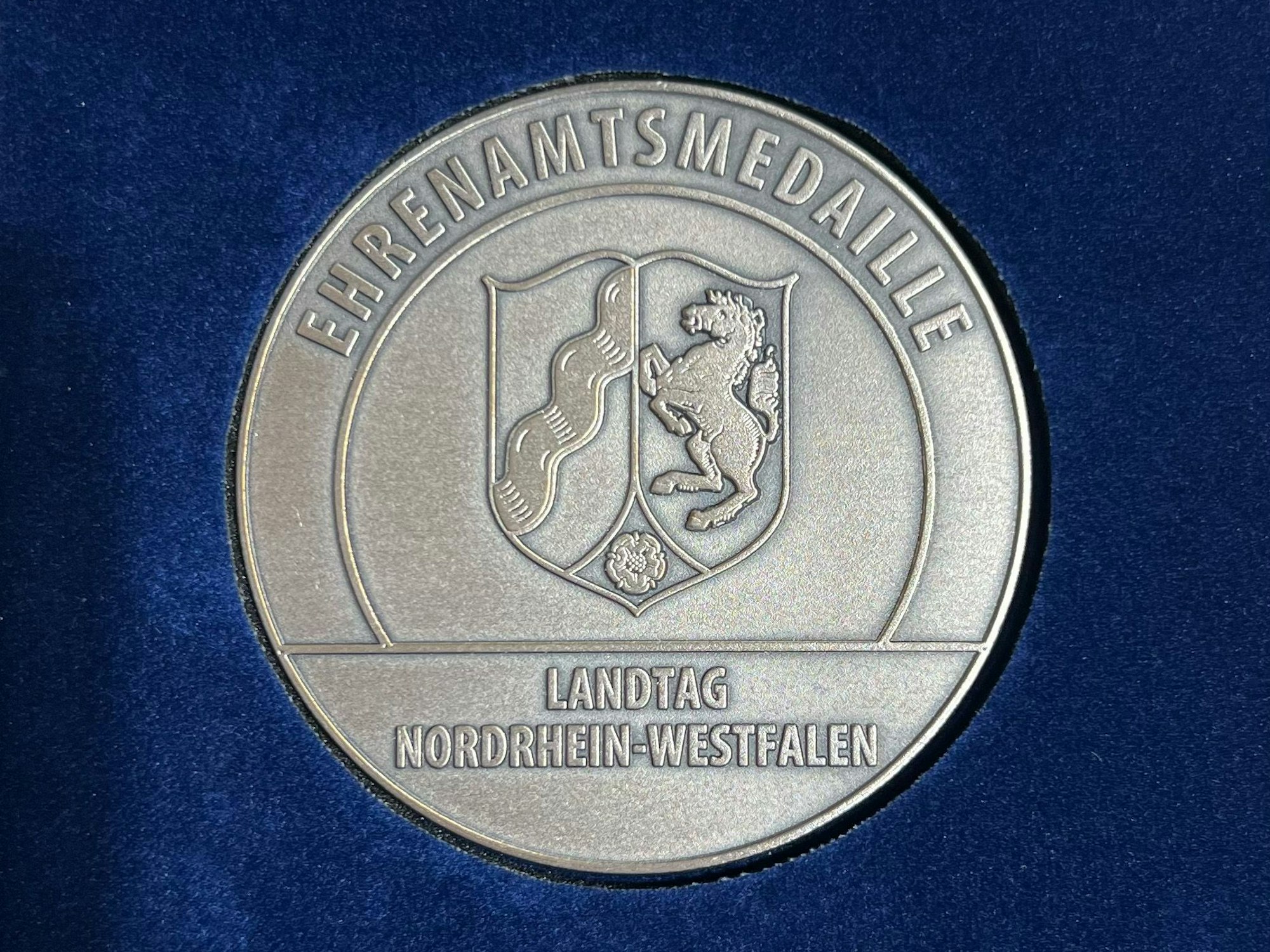 Die Ehrenamtsmedaille, die vom Landtag NRW erstmalig verliehen wurde.