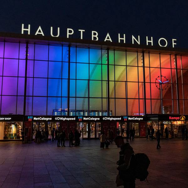 Zum Pride Month Juni ist der Hauptbahnhof in der Kölner Innenstadt erneut in Regenbogenfarben von innen beleuchtet.