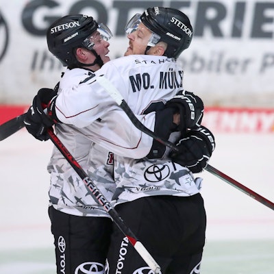 Torjubel nach dem 1:0 durch Justin Schütz Kölner Haie: Schütz und Moritz Müller Kölner Haie liegen sich vor Freude in den Armen.