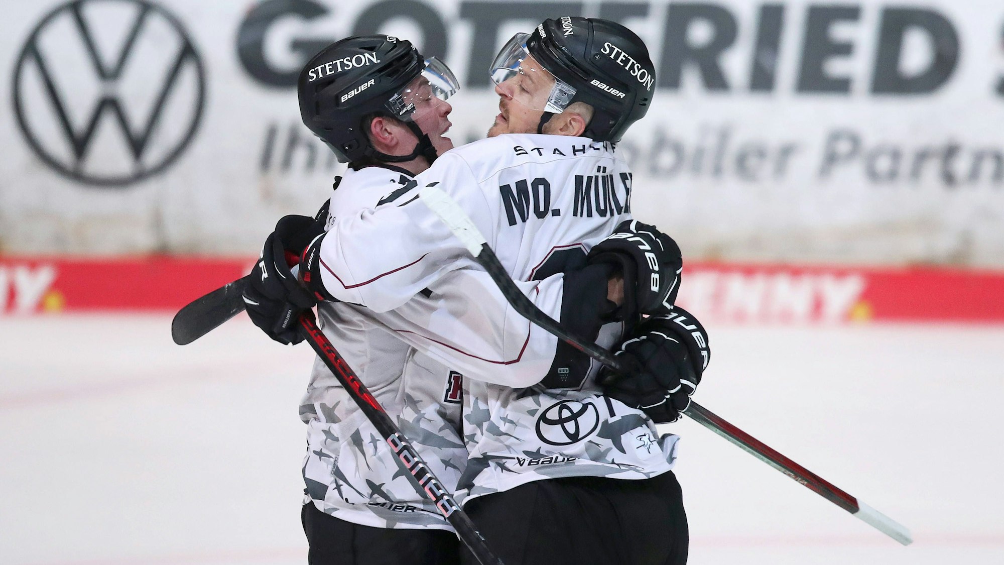 Torjubel nach dem 1:0 durch Justin Schütz Kölner Haie: Schütz und Moritz Müller Kölner Haie liegen sich vor Freude in den Armen.