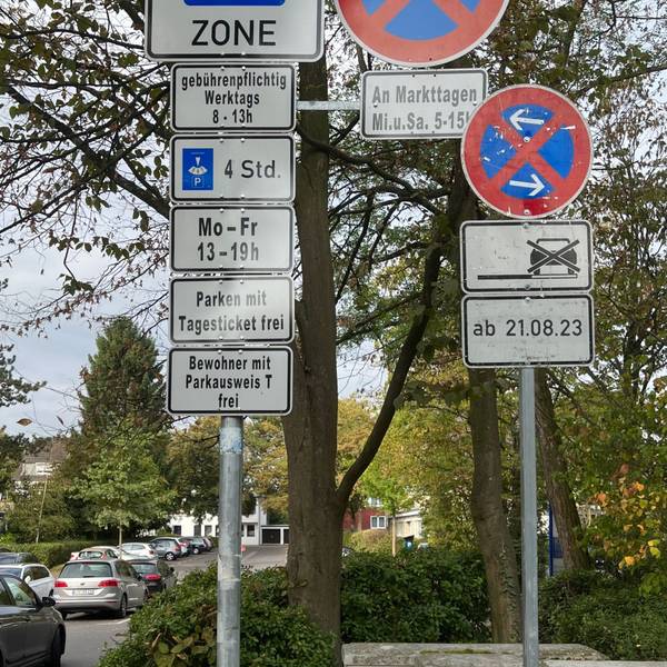 Schilderwald zu Park- uind Halteregeln am Markt in Schlebusch.