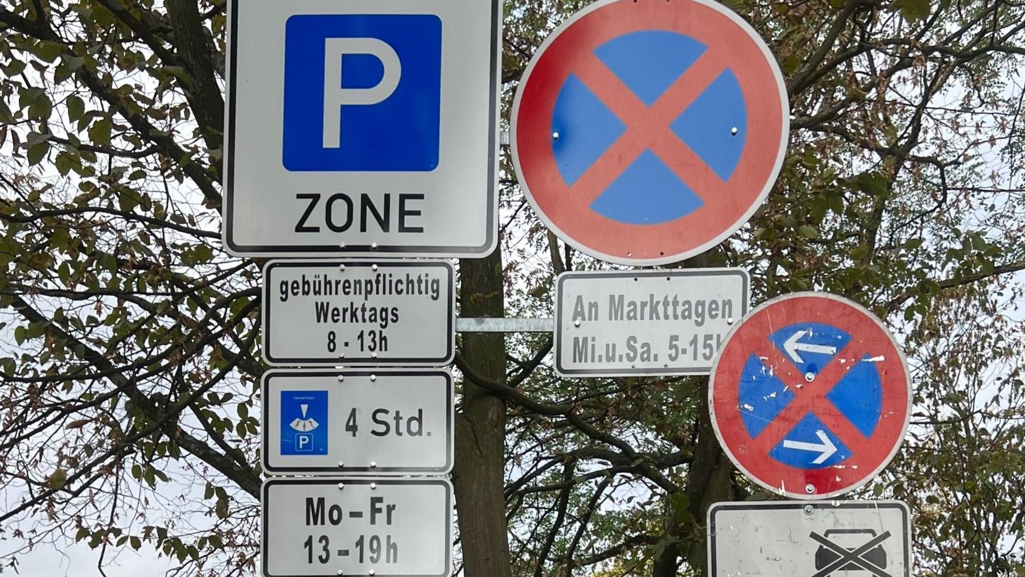 Schilderwald zu Park- uind Halteregeln am Markt in Schlebusch.