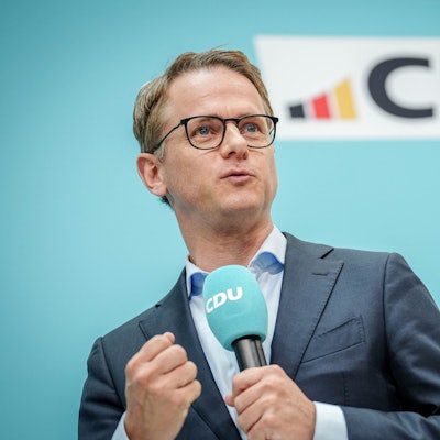 Carsten Linnemann, CDU-Generalsekretär vor dem neuen CDU-Logo im Konrad-Adenauer-Haus, der CDU-Parteizentrale