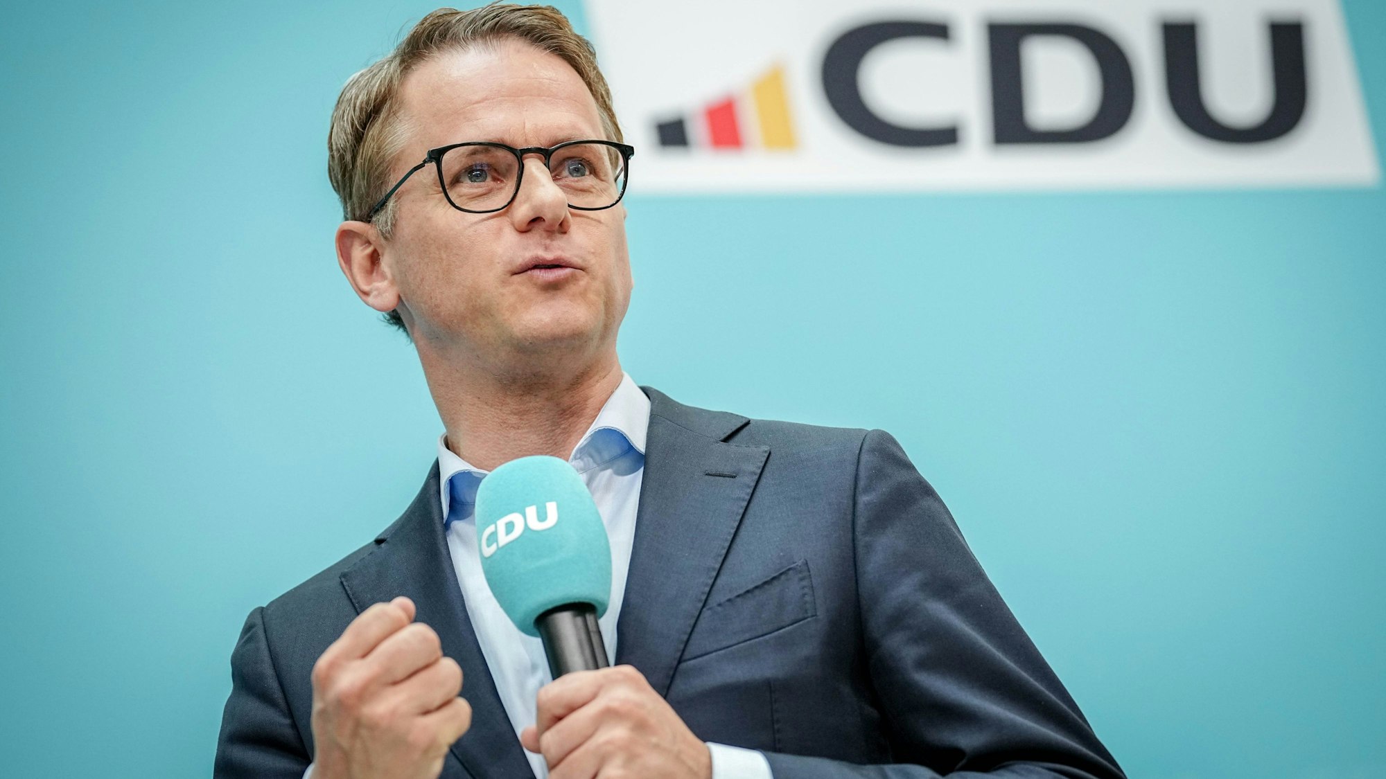 Carsten Linnemann, CDU-Generalsekretär vor dem neuen CDU-Logo im Konrad-Adenauer-Haus, der CDU-Parteizentrale