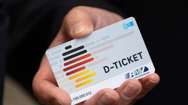 Ein «D-Ticket» im Chipkartenformat wird in den Händen gehalten