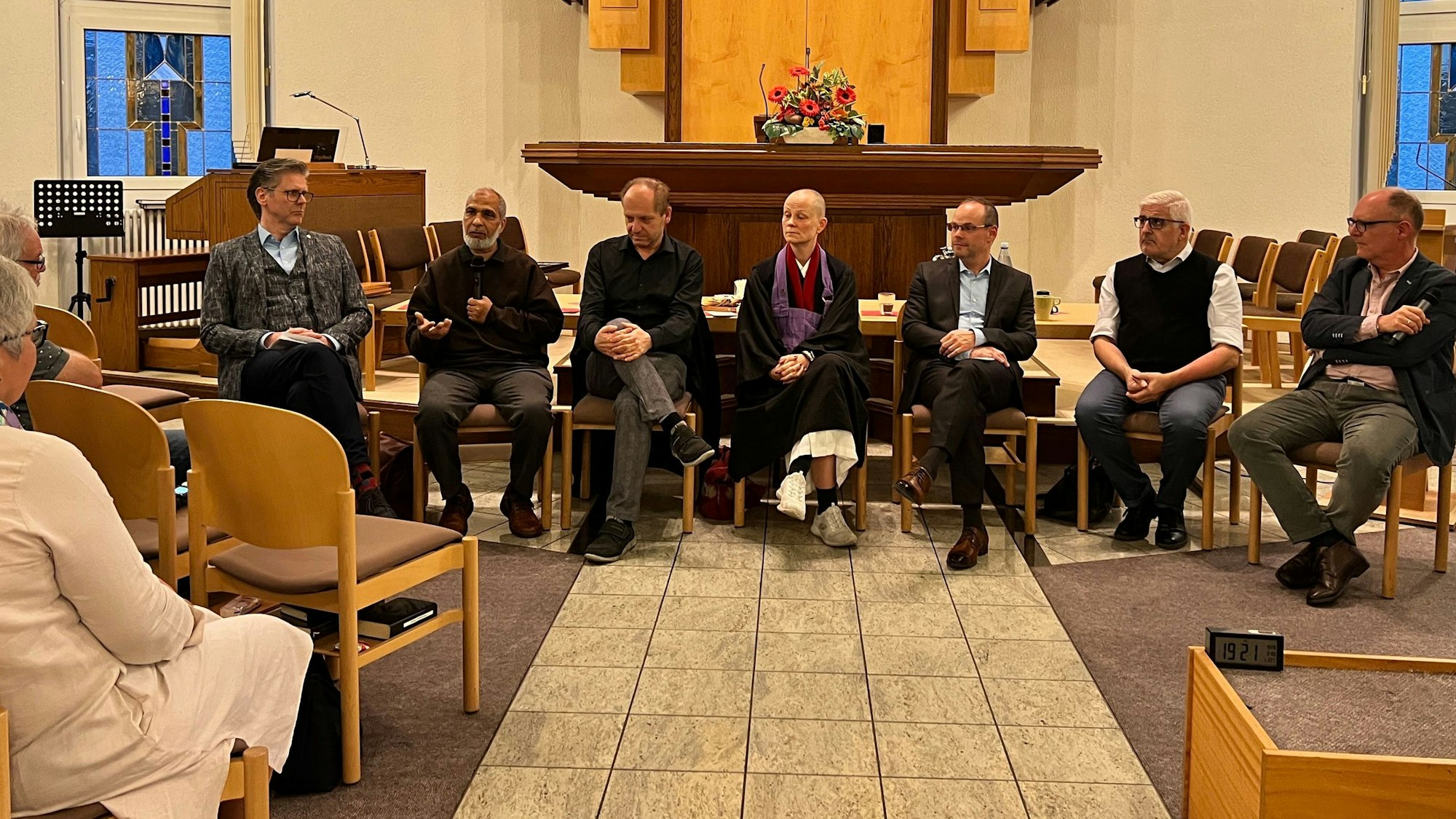 Der Rat der Religionen diskutierte: Bernd-Ekkehart Scholten, Muhamed
Mermari, Ismalj Memishi, Marion Genrai Lukas, Thorsten Uhlmann, Heinz-Peter Teller und Moderator Eckardt Röger (v.l.).