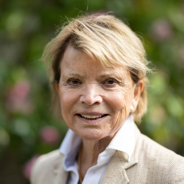 Uschi Glas lächelt in die Kamera.