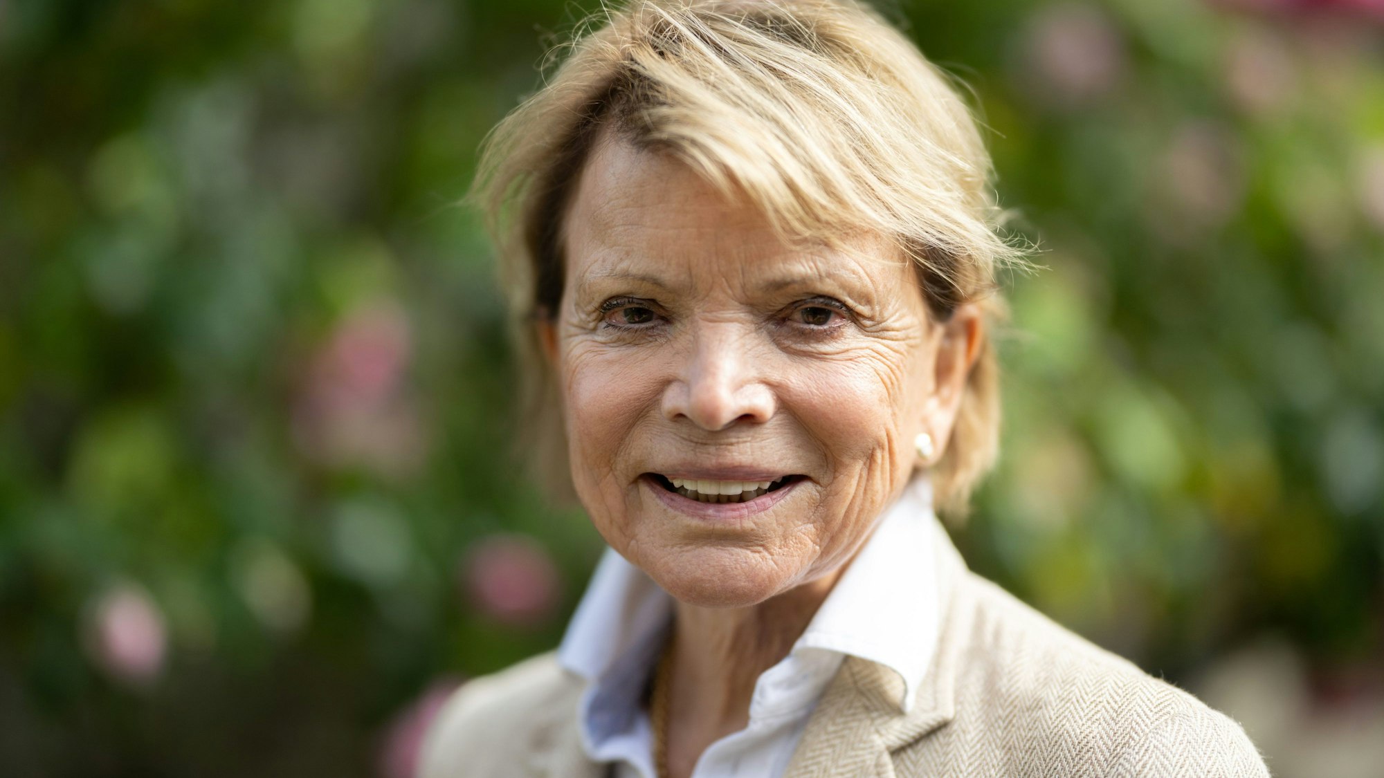 Uschi Glas lächelt in die Kamera.