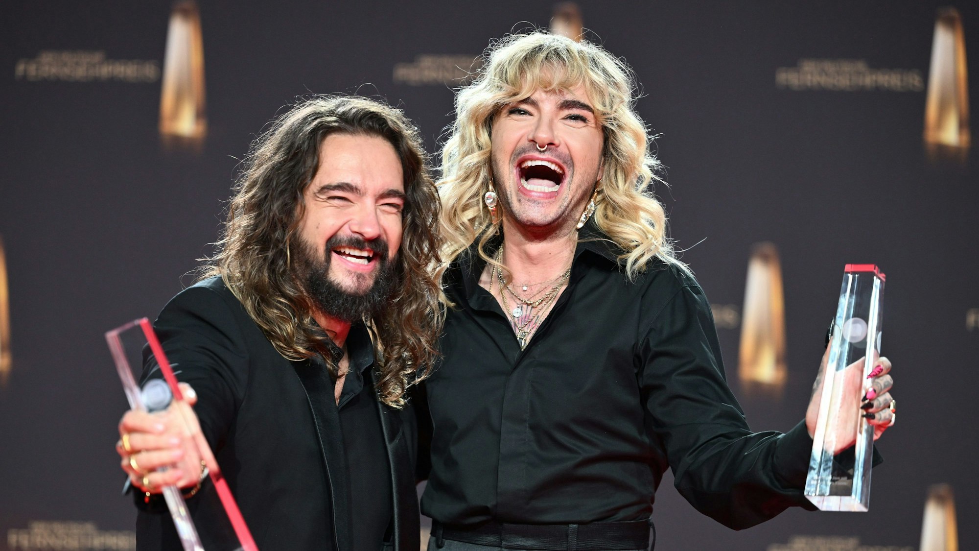 Tom Kaulitz (l) und Bill Kaulitz freuten sich über die Auszeichnung für ihre Sendung „That's my Jam“ (RTL+/SEO Entertainment), die zur besten Unterhaltung Show gekürt wurde.