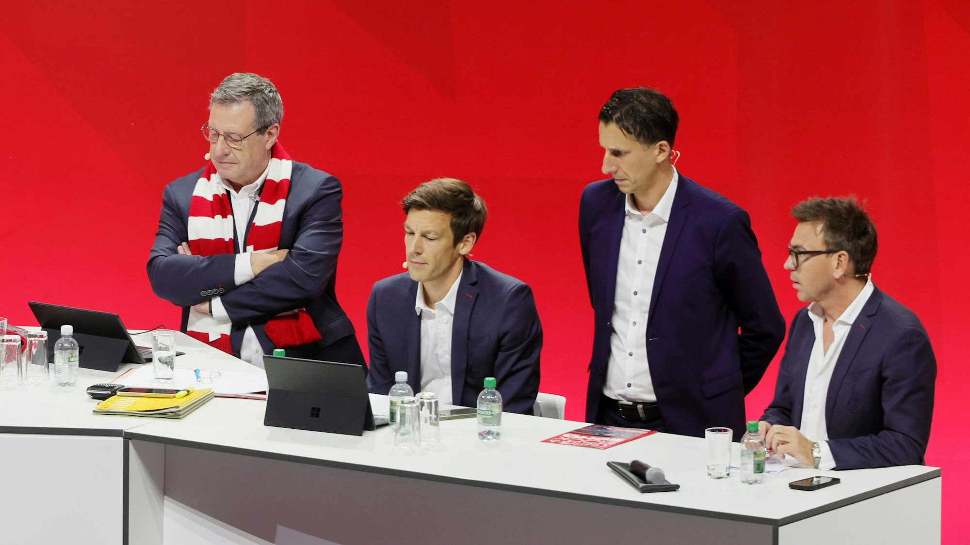 (v.l.) Werner Wolf, Carsten Wettich, Christian Keller und Markus Rejek bei der Mitgliederversammlung des 1. FC Köln.