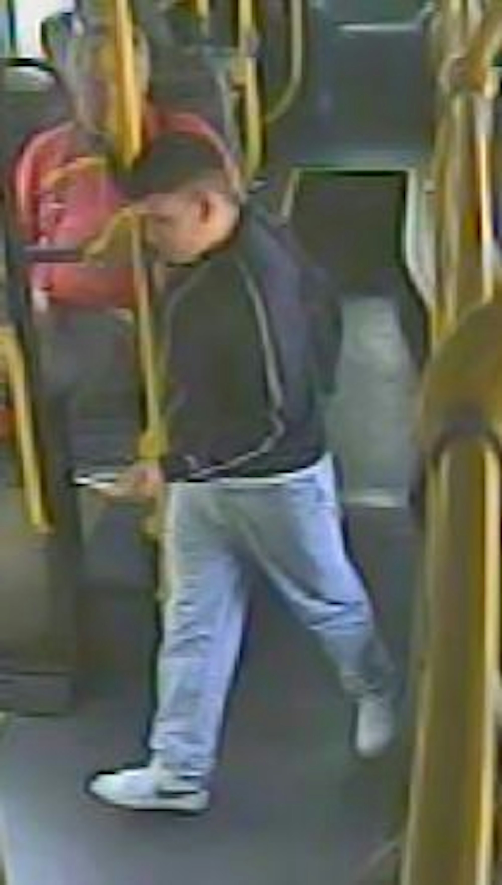 Die Polizei Köln fahndet ab dem 29. September 2023 diesem Bild einer Überwachungskamera nach diesem Mann, der am 4. Juli 2023 versucht haben soll, zwei Mädchen zu überfallen, daran jedoch scheiterte.