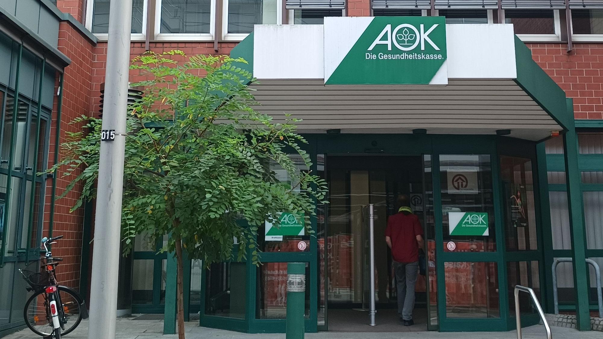 Der Eingang des AOK-Gebäudes an der Theodor-Heuss-Straße in Siegburg