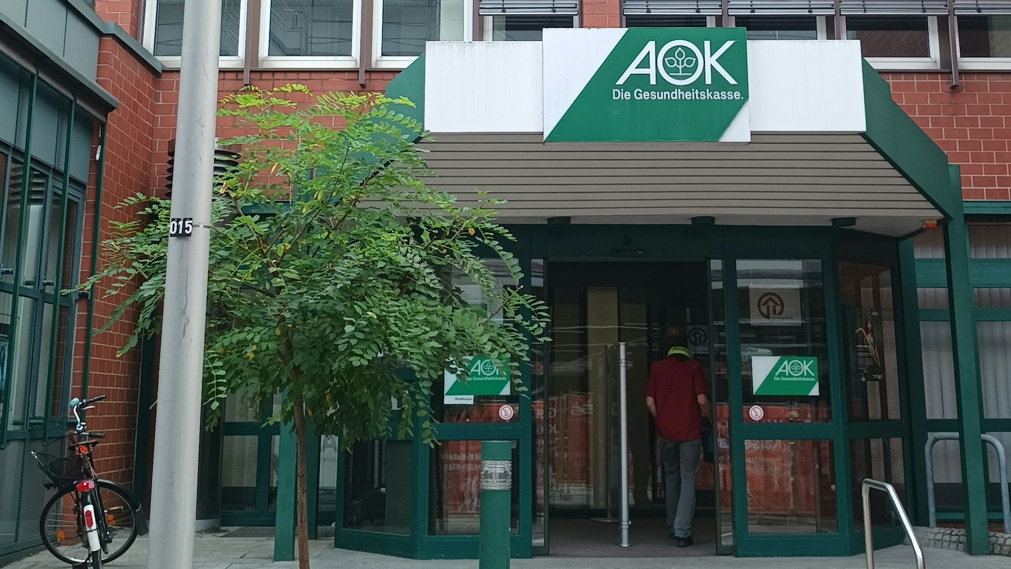 Der Eingang des AOK-Gebäudes an der Theodor-Heuss-Straße in Siegburg