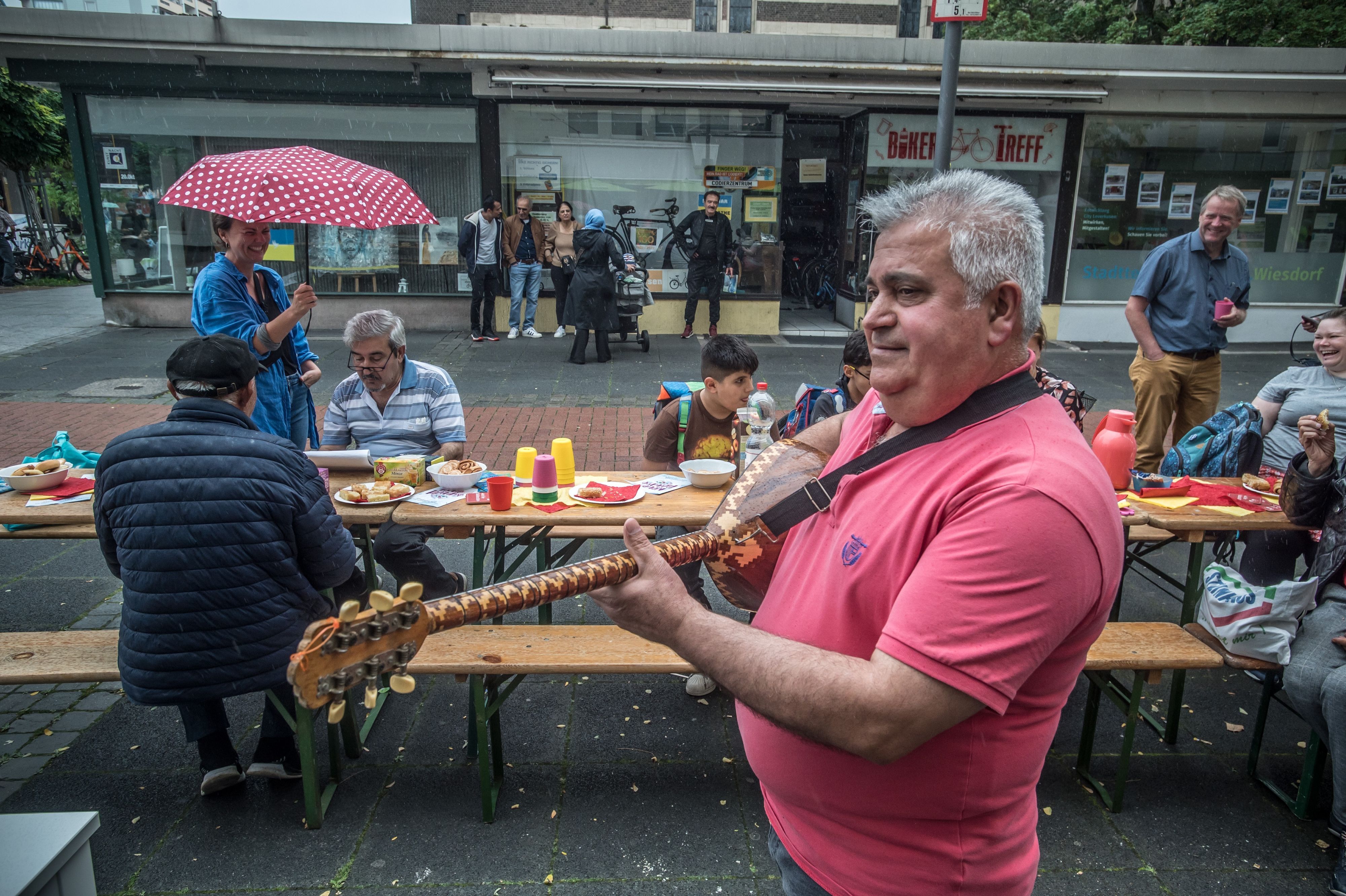 Information der Flüchtlingshelfer auf dem Wiesdorfer Platz. Foto: Ralf Krieger