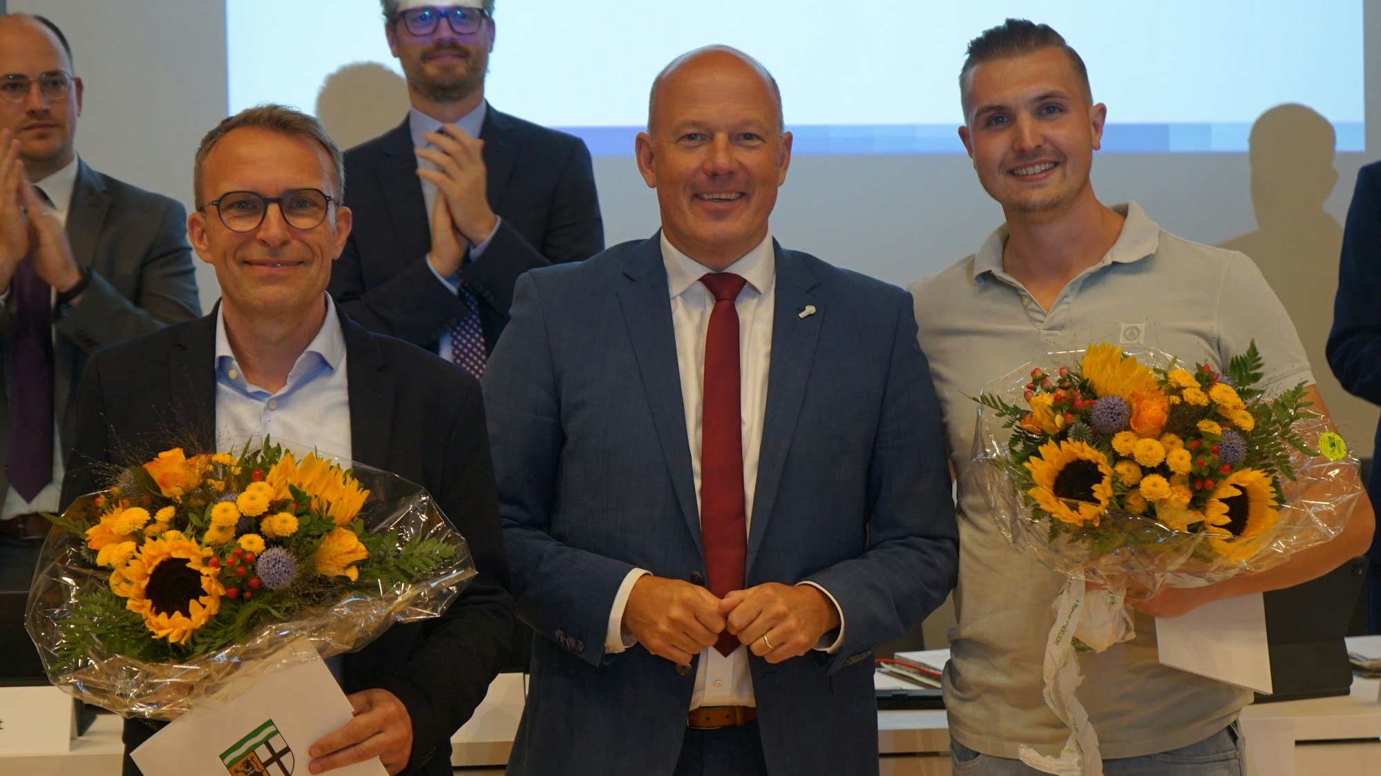 Das Bild zeigt Landrat Frank Rock mit den beiden Preisträgern des Preises für Zivilcourage.