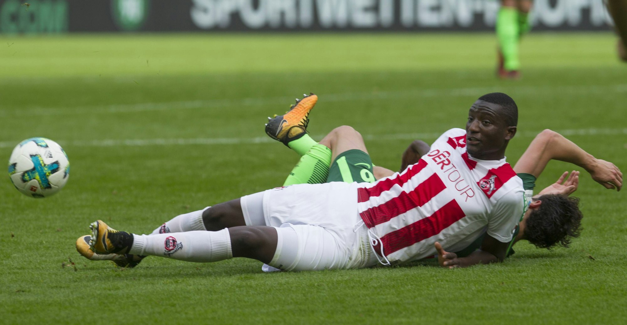 Kölns Serhou Guirassy ist im Oktober 2017 vor einem Bremer Verteidiger am Ball.