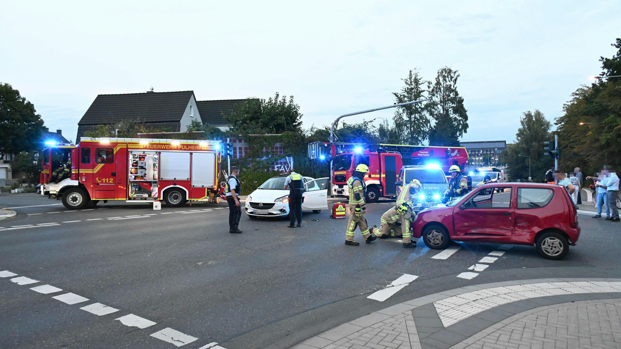 Die beiden Autos waren mitten auf der Kreuzung in Pulheim zusammengestoßen.