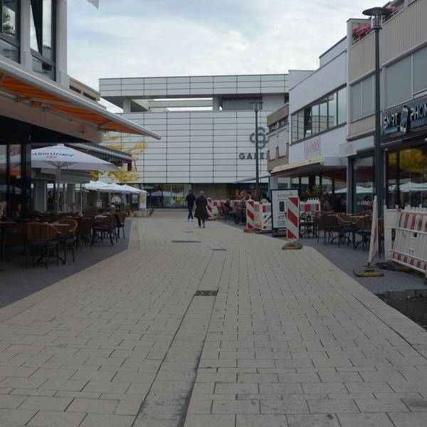 Die Berliner Straße in Euskirchen ist noch eine Baustelle. Das erst wenige Monate alte Pflaster muss nun wegen gravierender Mängel neu verlegt werden.