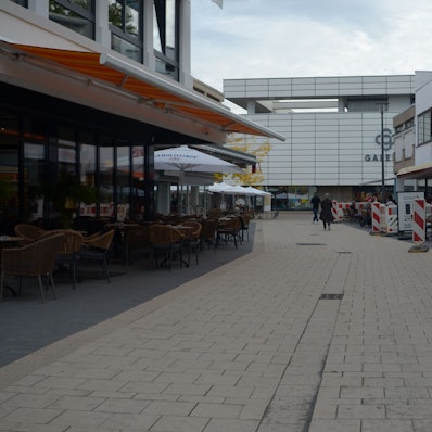 Die Berliner Straße in Euskirchen ist noch eine Baustelle. Das erst wenige Monate alte Pflaster muss nun wegen gravierender Mängel neu verlegt werden.