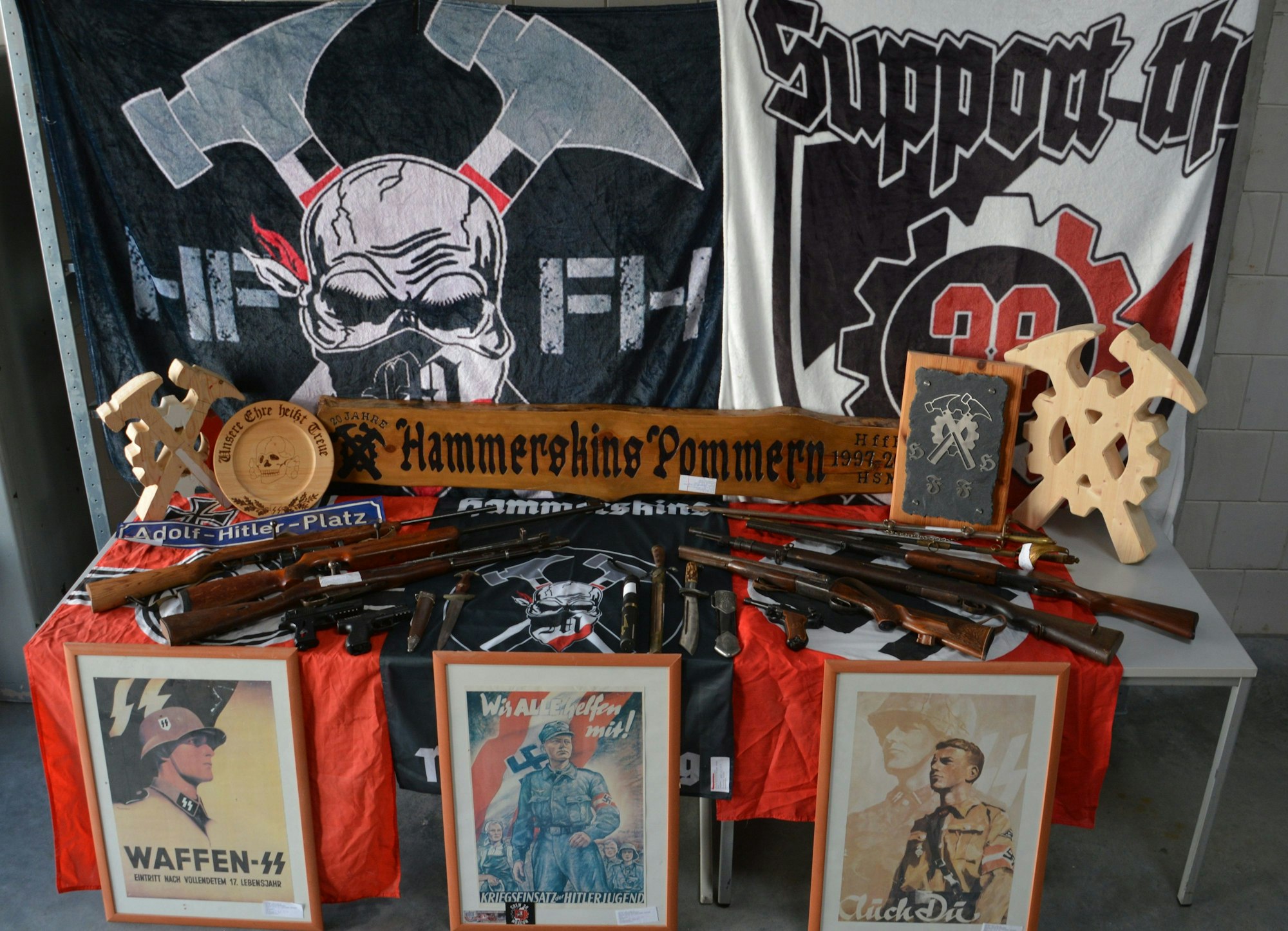 Waffen und rechtsextremistische Devotionalien, die die Polizei nach Angaben des Innenministeriums in Schwerin am 19.09.2023 bei Durchsuchungen von fünf Objekten in Mecklenburg-Vorpommern sichergestellt hat.