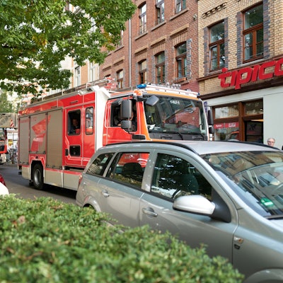 28.09.2023, Köln: Begleitung des Ordnungsamtes und der Feuerwehr Köln bei der sogenannten "Feuerwehrdurchfahrt", um Rettungswege zu kontrollieren. Falschparker am Eigelsteintor. Foto: Christian Festag
