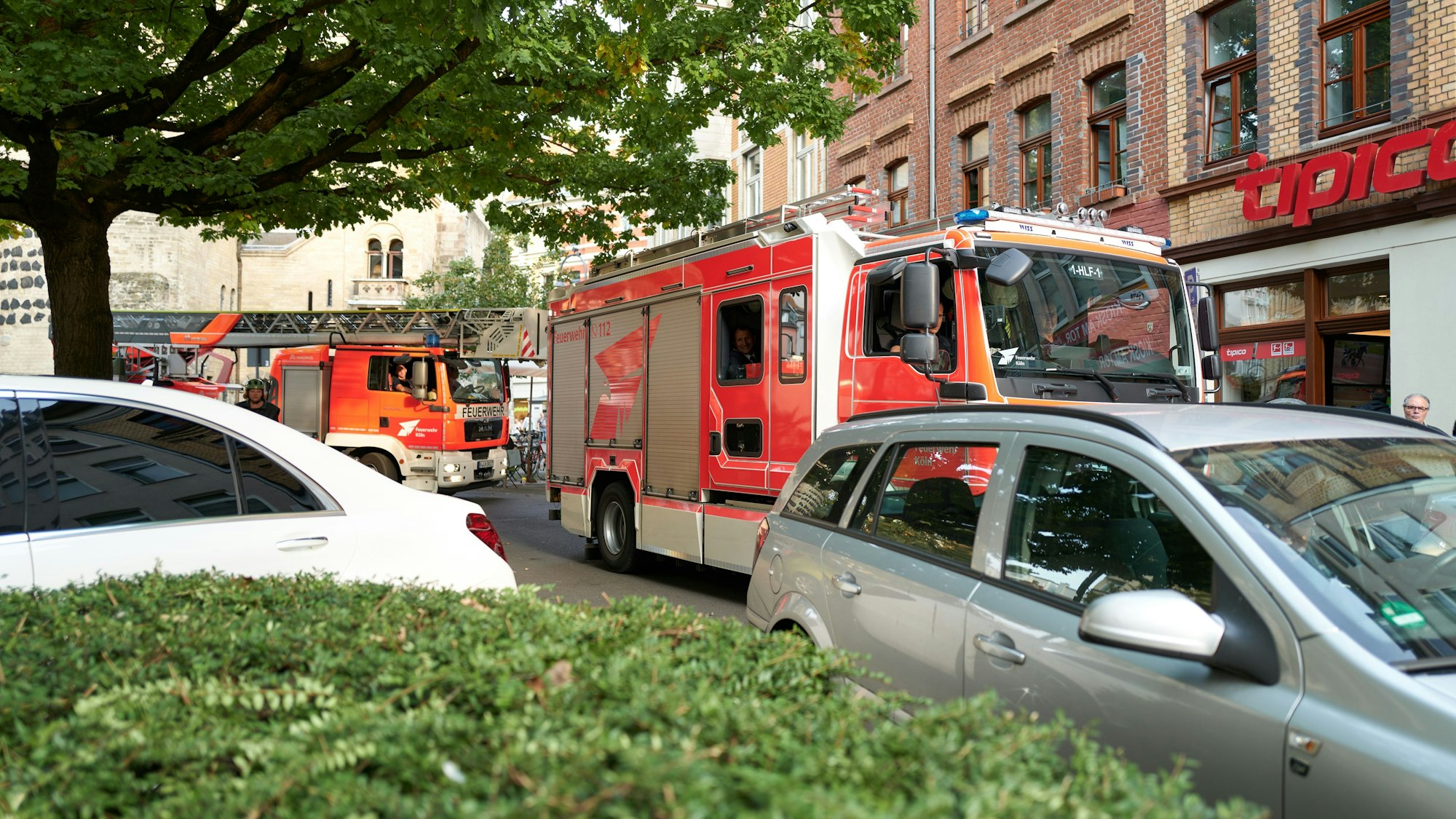 28.09.2023, Köln: Begleitung des Ordnungsamtes und der Feuerwehr Köln bei der sogenannten "Feuerwehrdurchfahrt", um Rettungswege zu kontrollieren. Falschparker am Eigelsteintor. Foto: Christian Festag