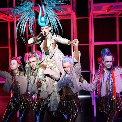 Eigentum
(Let's Face It We're Fucked)
Eine Komödie von Thomas Köck
Regie: Marie Bues
Regie: Marie Bues
Bühne: Heike Mondschein
Kostüme: Amit Epstein
Musik: Kat Kaufmann
Licht: Michael Frank
Video: Camille Lacadee
Choreographie: Mason Manning
Dramaturgie: Sarah Lorenz