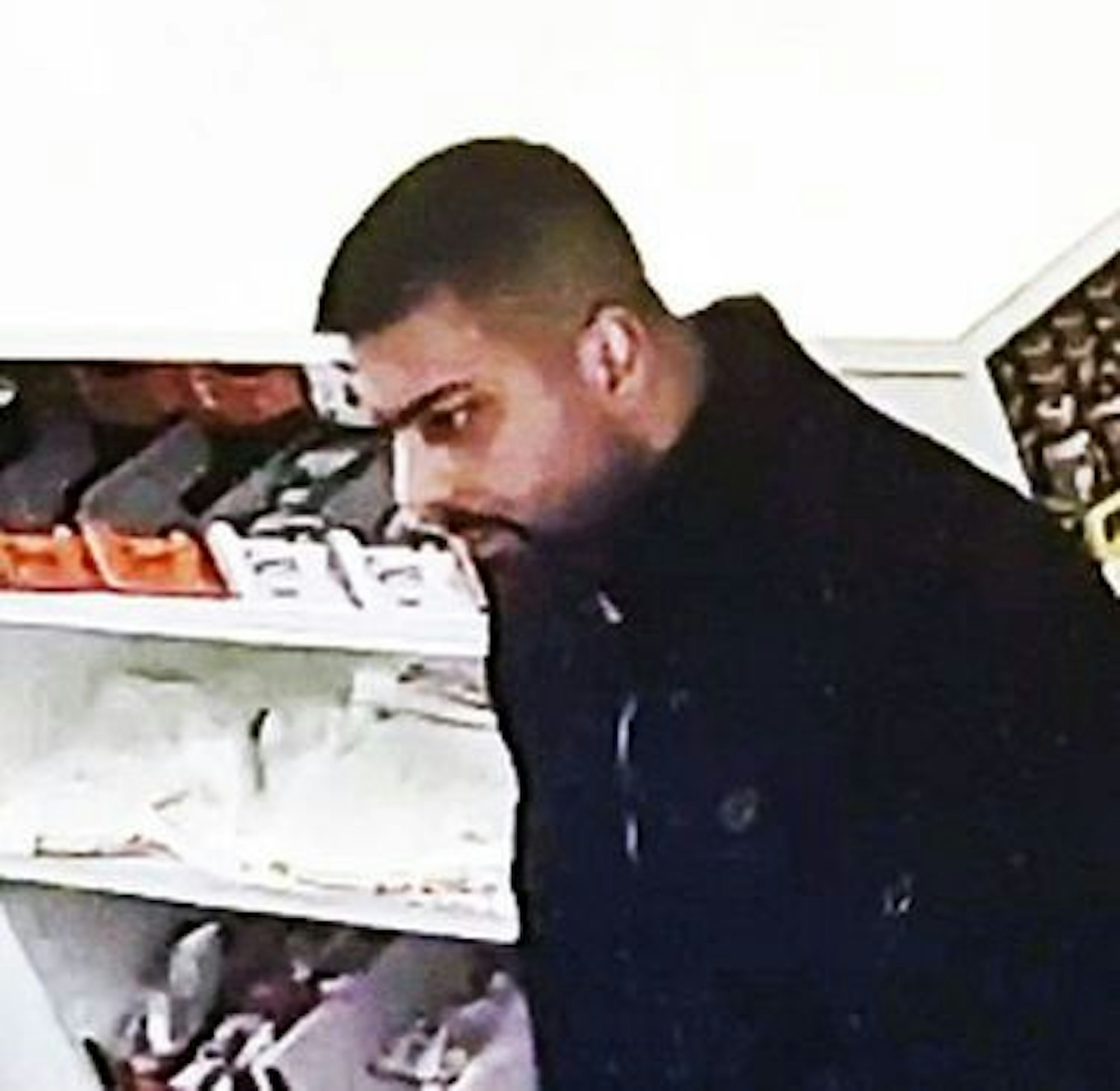 Ein Standbild einer Sicherheitskamera-Aufnahme, die einen Tatverdächtigen zeigt. Laut Polizei soll er am 26. April 2022 in einem Sportgeschäft auf der Ehrenfelder Venloer Straße einen Mitarbeiter angegriffen haben. Die Polizei sucht nun nach Zeugen.