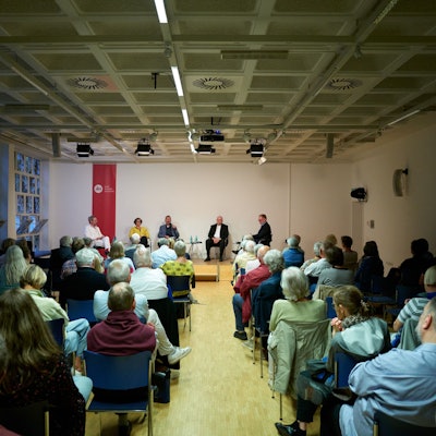 Kai Christian Moritz, Birgit Mock, Joachim Frank, Bischof Helmut Dieser, Stephan Rixen diskutieren auf einem Podium.