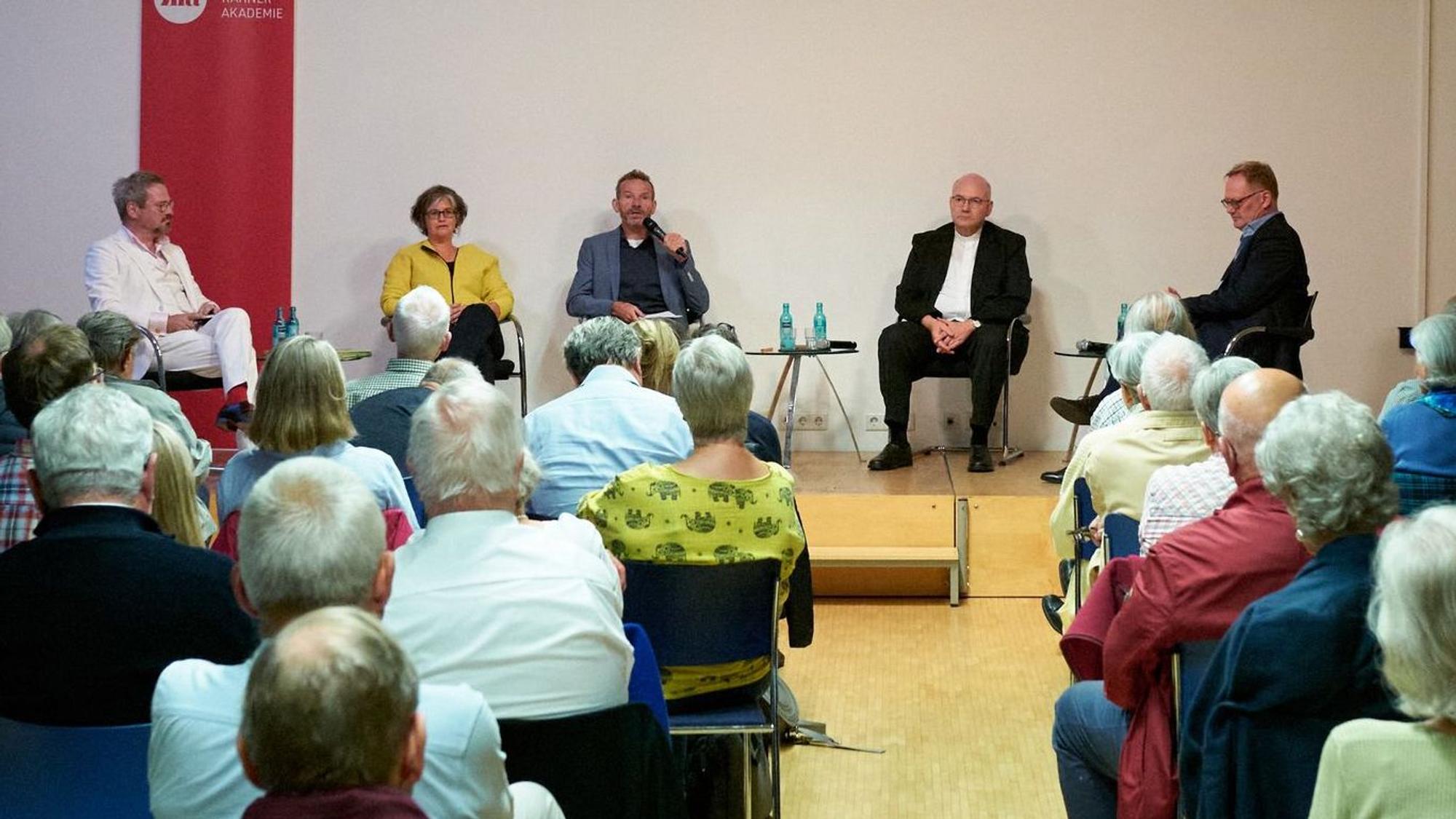 Kai Christian Moritz, Birgit Mock, Joachim Frank, Bischof Helmut Dieser, Stephan Rixen diskutieren auf einem Podium.
