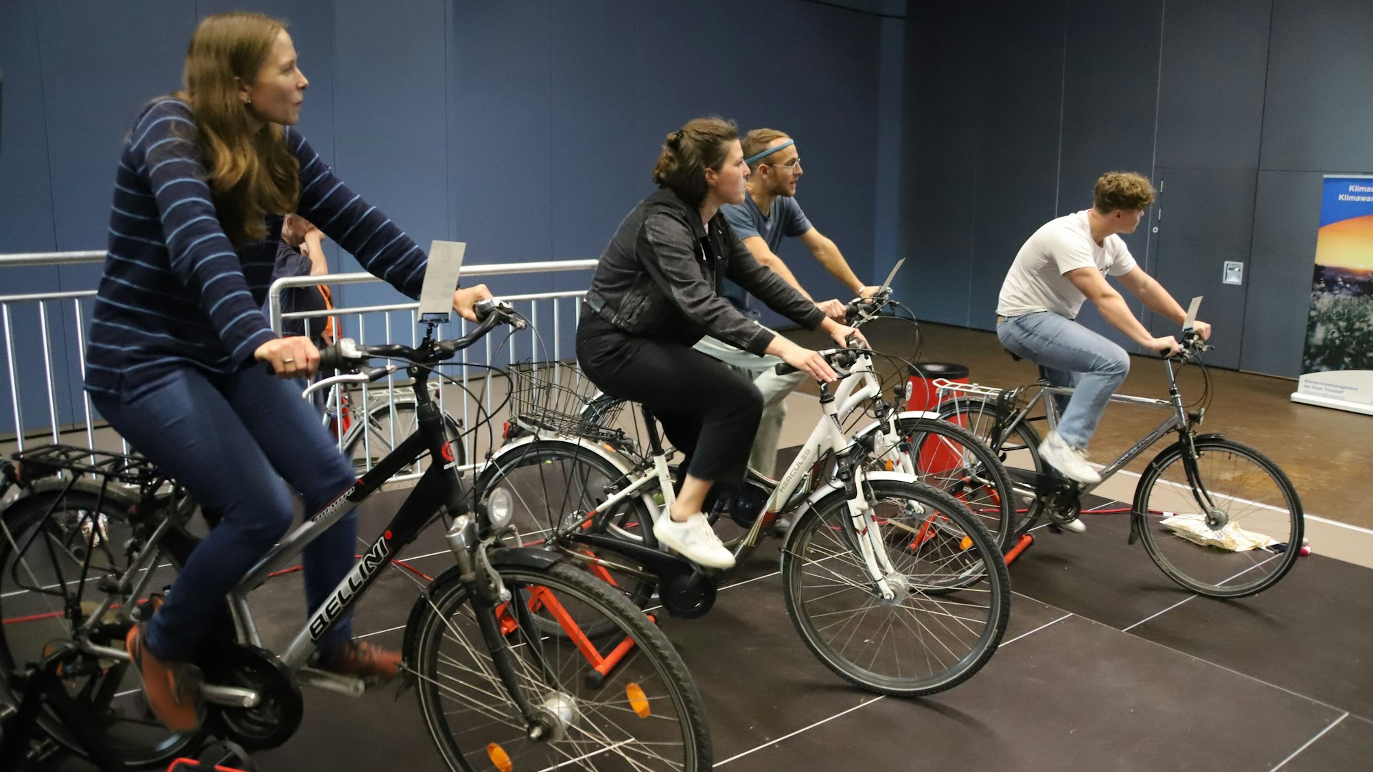 Vier Radler strampelten auf Fahrrädern, die auf Laufrollen montiert sind, um Strom für den Beamer zu erzeugen.