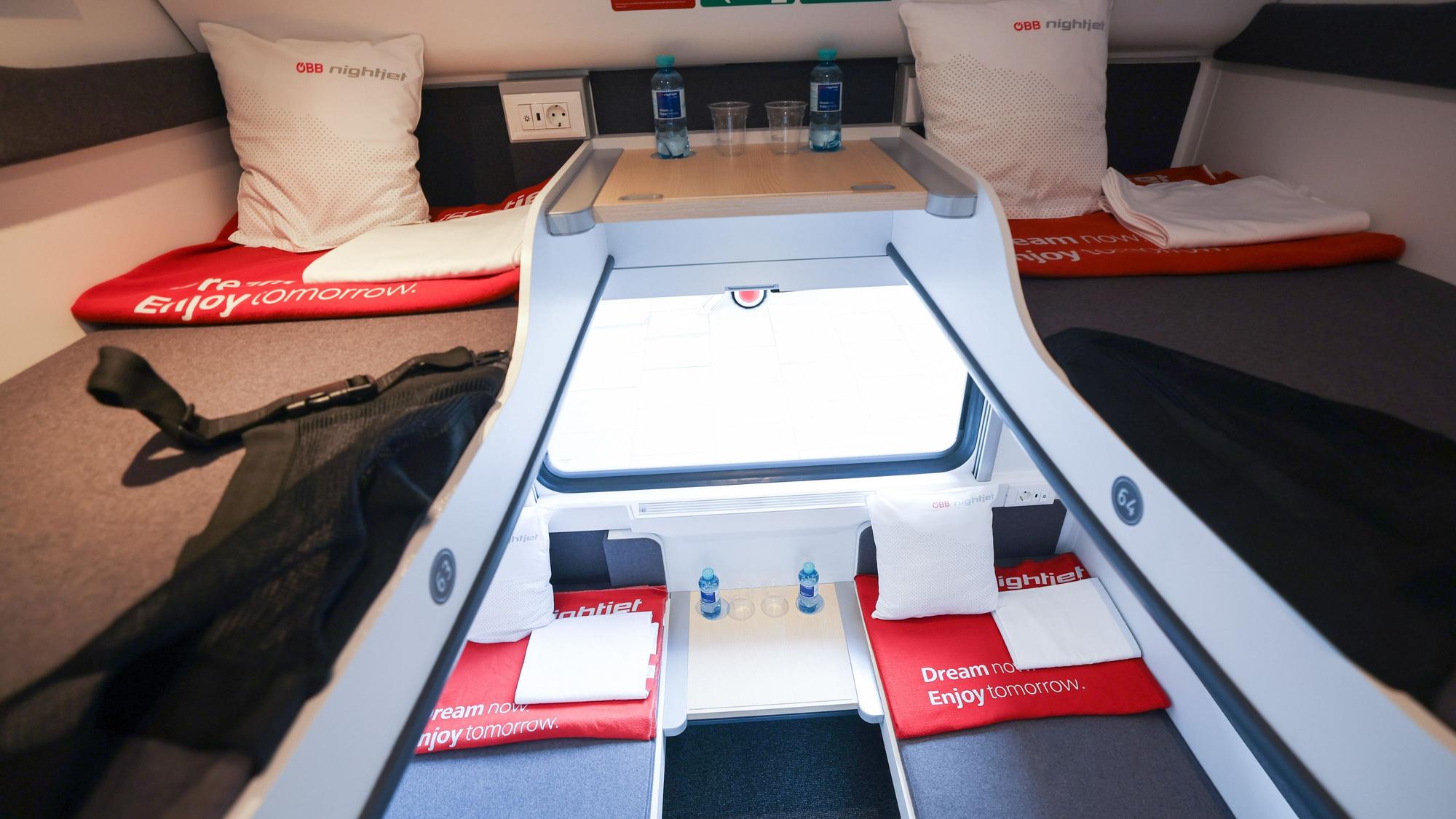 Ein Abteil im neuen "Liegewagen comfort" des Nightjet der Österreichischen Bundesbahn ist bei einem Medientermin am Bahnhof Altona zu sehen. Gemeinsam mit der Deutschen Bahn (DB) stellte die ÖBB (Österreichischen Bundesbahnen) am Montag ihren modernisierten Liegewagen vor. Der Nachtzug verkehrt auf der Strecke Wien/Innsbruck - Hamburg. +++ dpa-Bildfunk +++