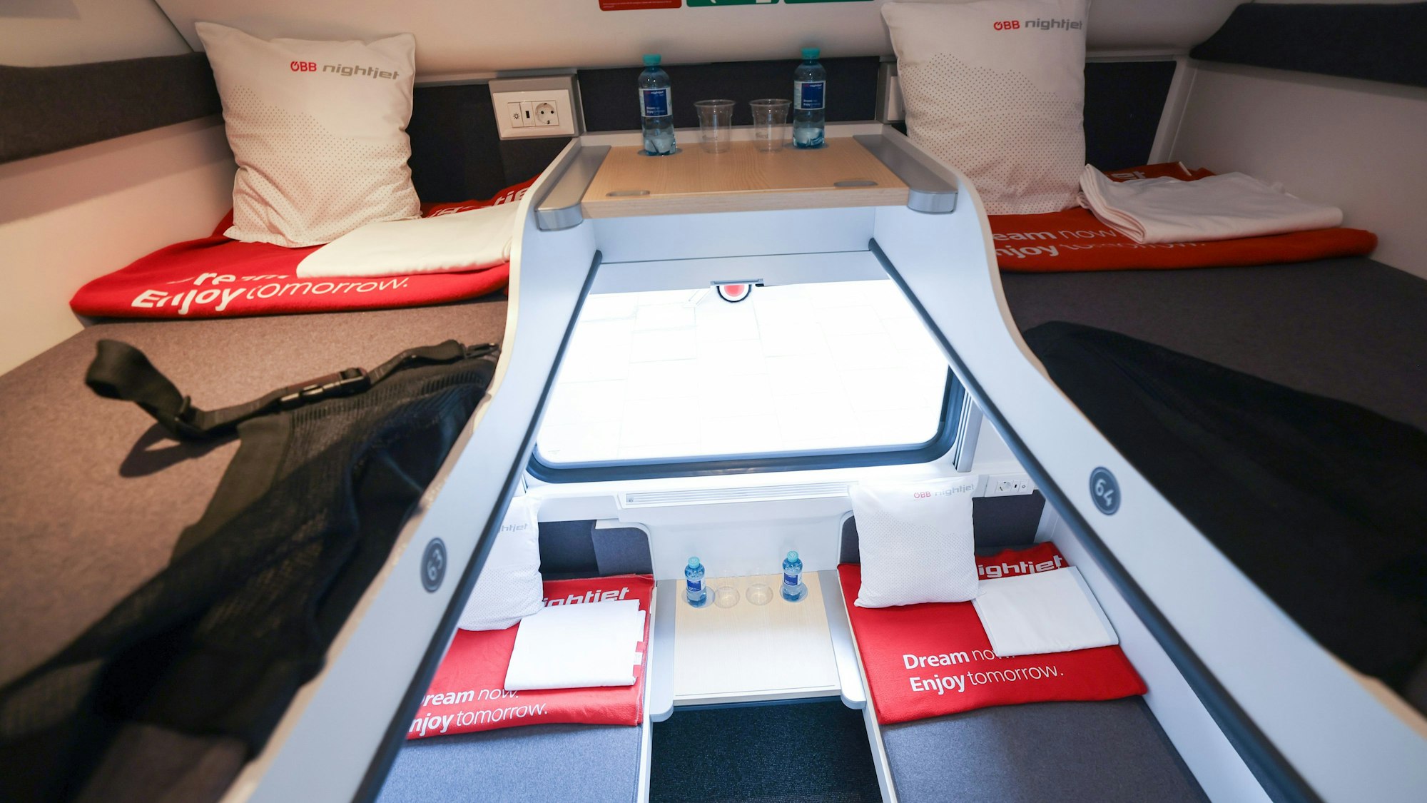 Ein Abteil im neuen "Liegewagen comfort" des Nightjet der Österreichischen Bundesbahn ist bei einem Medientermin am Bahnhof Altona zu sehen. Gemeinsam mit der Deutschen Bahn (DB) stellte die ÖBB (Österreichischen Bundesbahnen) am Montag ihren modernisierten Liegewagen vor. Der Nachtzug verkehrt auf der Strecke Wien/Innsbruck - Hamburg. +++ dpa-Bildfunk +++