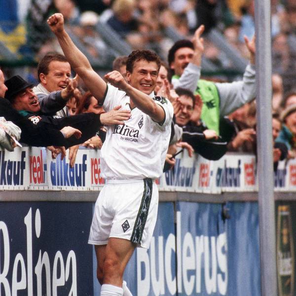 Stürmer Toni Polster jubelt vor der Fankurve mit den Fans von Borussia Mönchengladbach.