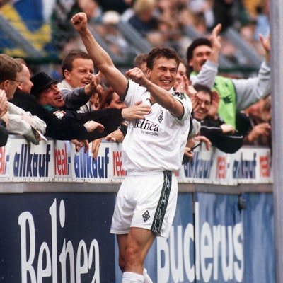 Stürmer Toni Polster jubelt vor der Fankurve mit den Fans von Borussia Mönchengladbach.