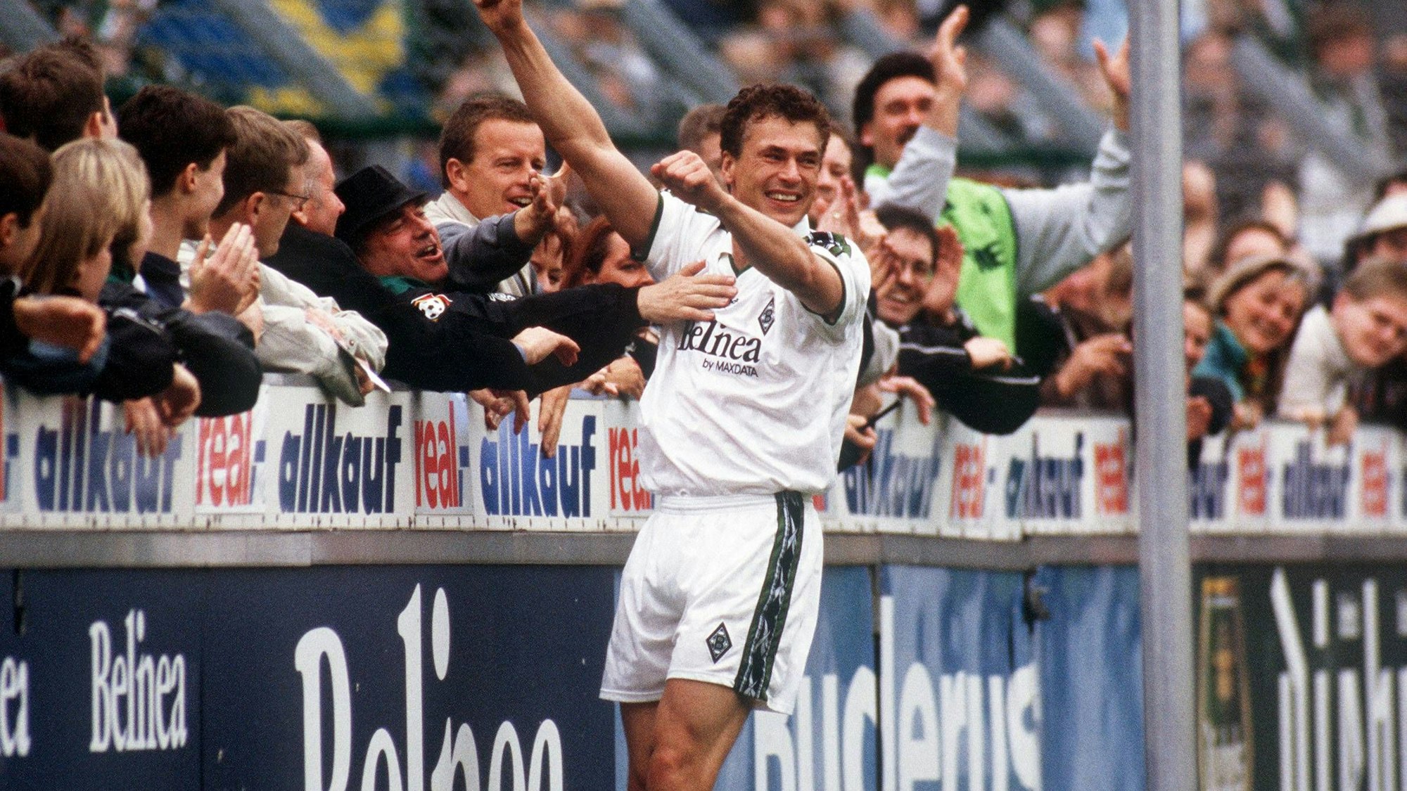 Stürmer Toni Polster jubelt vor der Fankurve mit den Fans von Borussia Mönchengladbach.