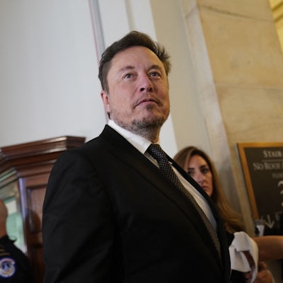 Milliardär Elon Musk steht in einem Anzug bei einer Veranstaltung seines Weltraumunternehmens SpaceX auf dem Roten Teppich. Musk hatte zuletzt den Kurznachrichtendienst Twitter in X umbenannt.