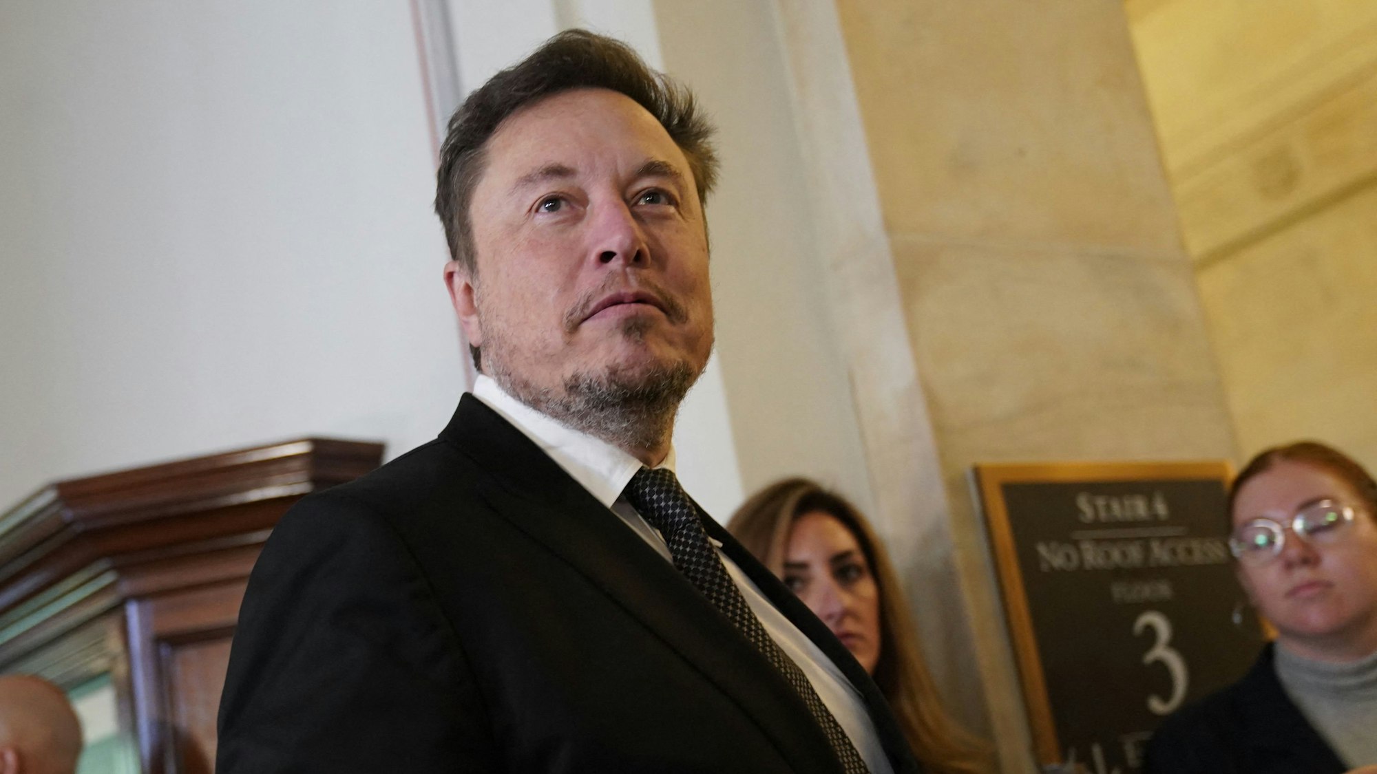 Milliardär Elon Musk steht in einem Anzug bei einer Veranstaltung seines Weltraumunternehmens SpaceX auf dem Roten Teppich. Musk hatte zuletzt den Kurznachrichtendienst Twitter in X umbenannt.