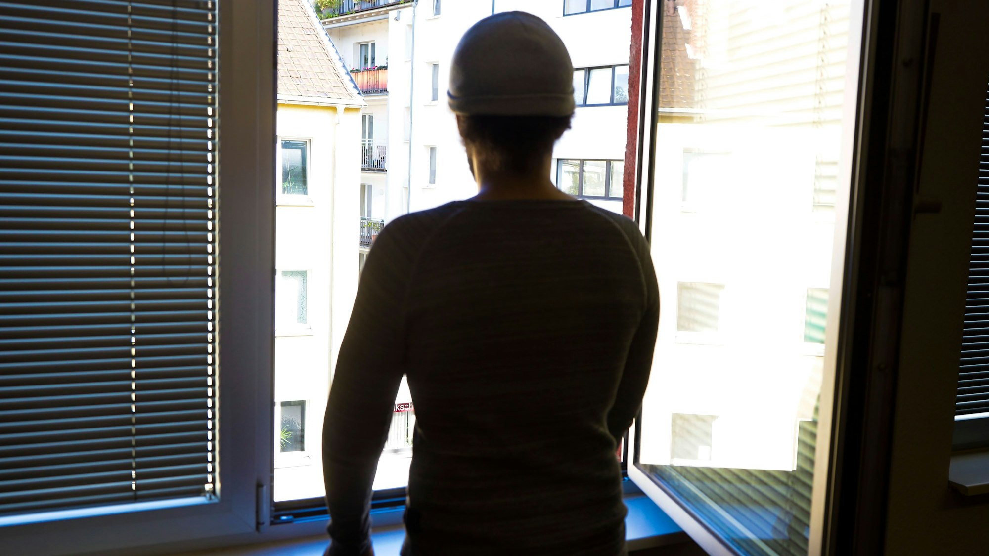 Silhouette eines jungen Mannes, der spielsüchtig ist.