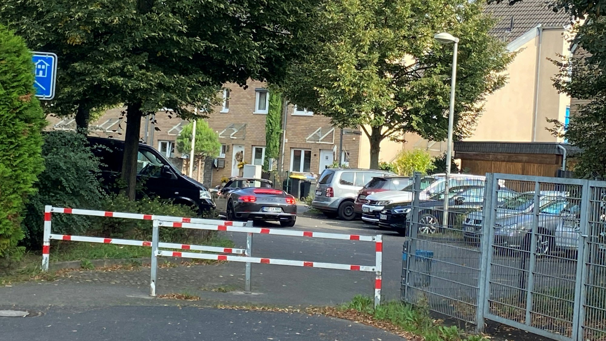 Auf dem Bild ist ein Drängelgitter in der Blumensiedlung zu sehen