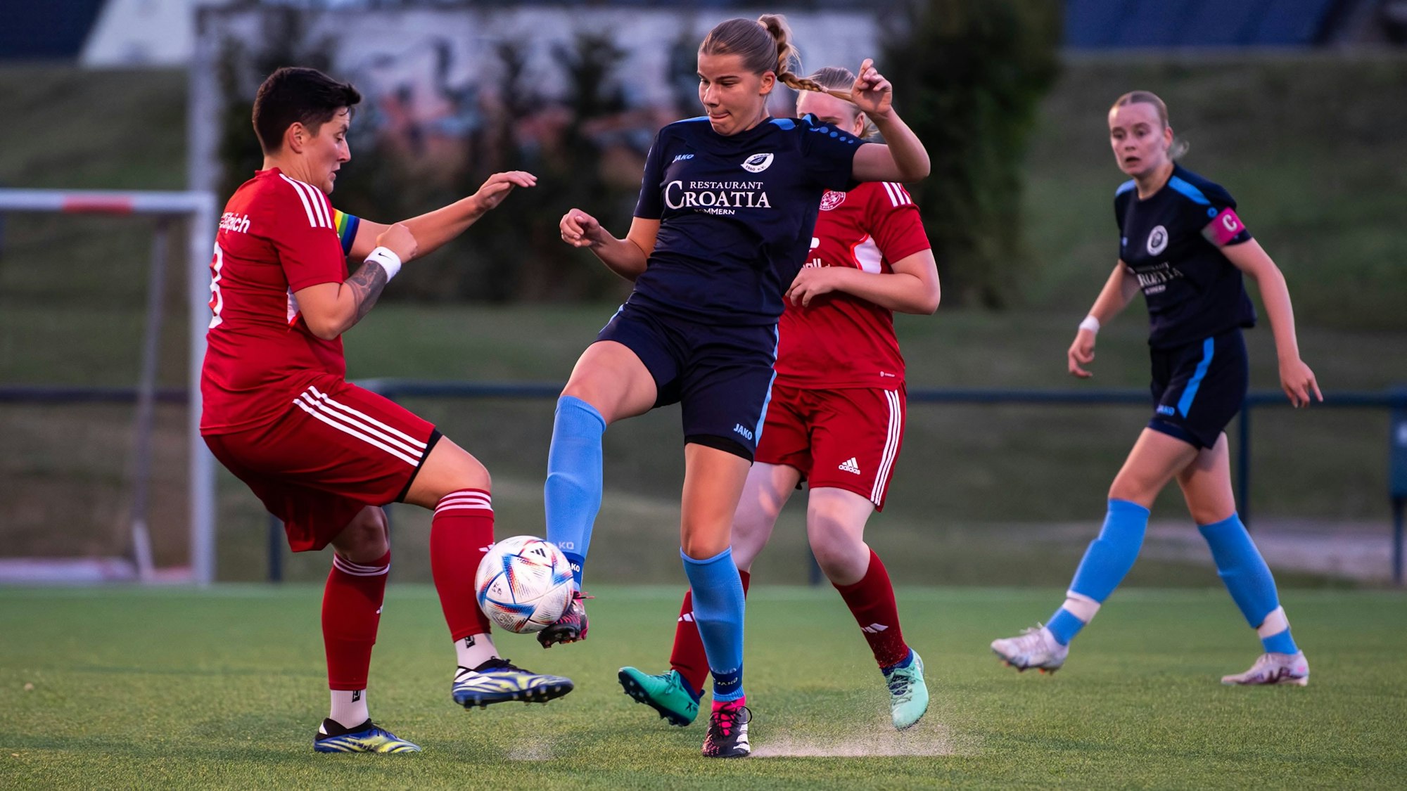 Das Bild zeigt die Torschützin Christina Fischer im Zweikampf.