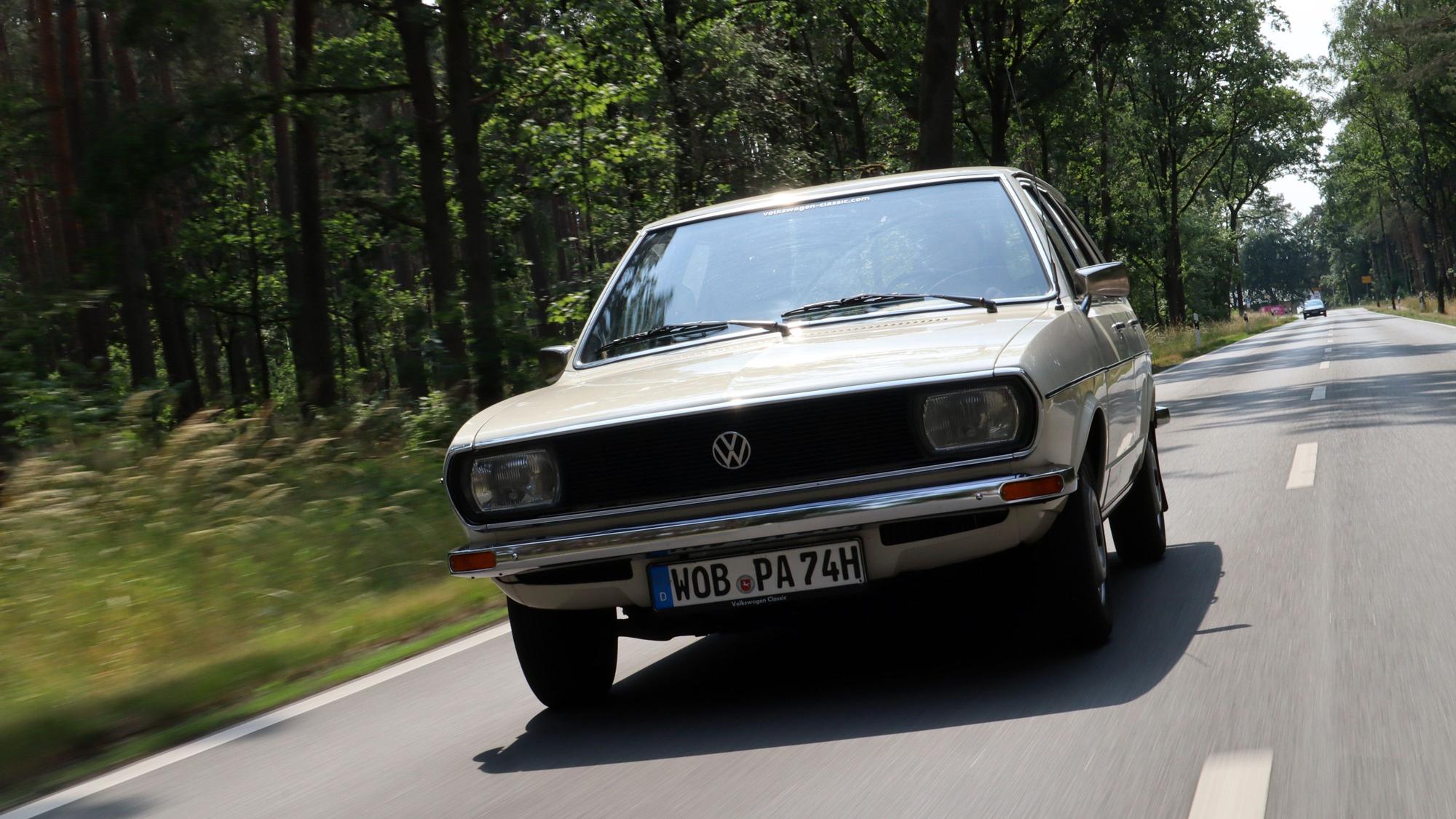 Der Ur-Passat auf der Straße.