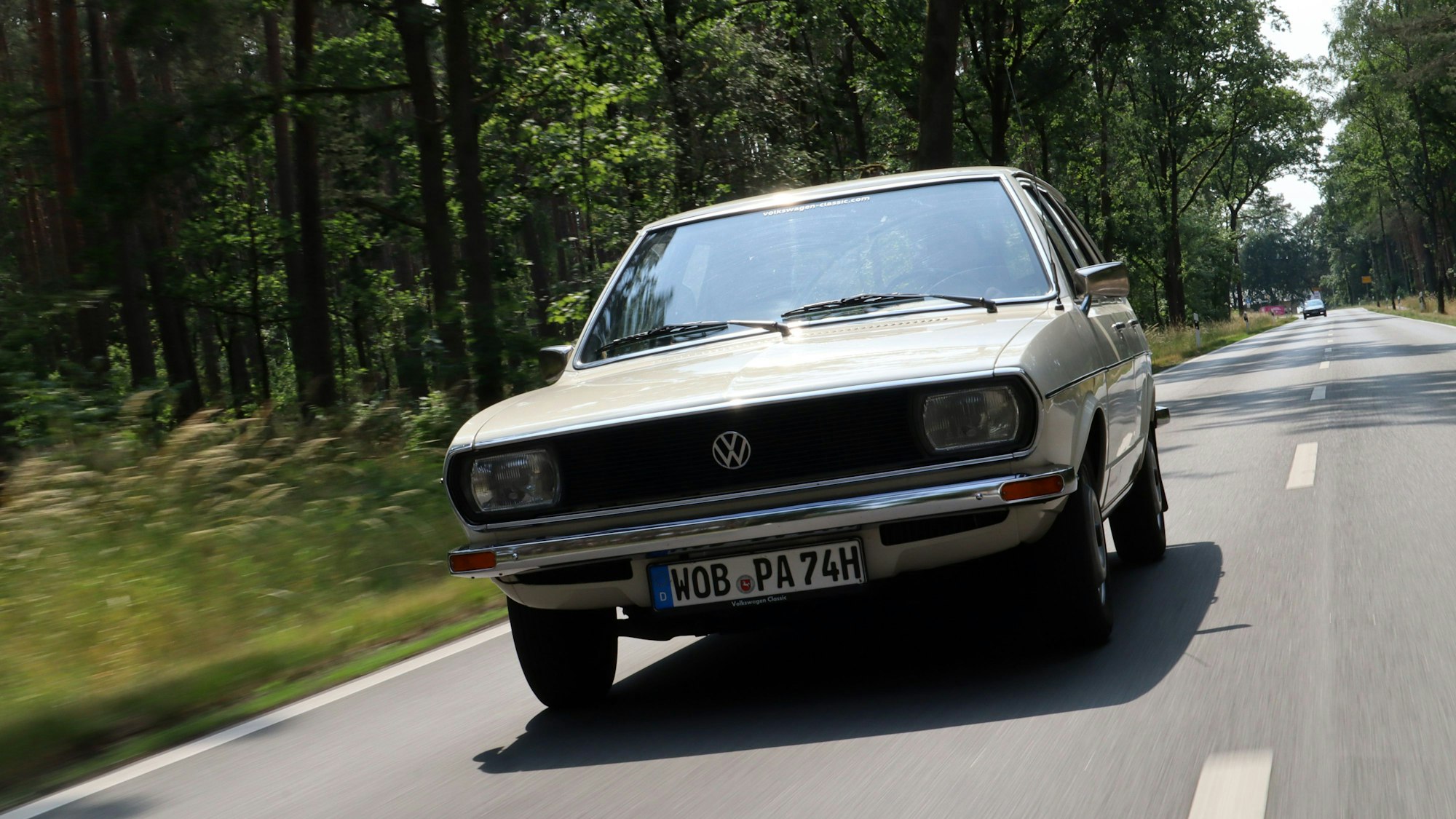 Der Ur-Passat auf der Straße.