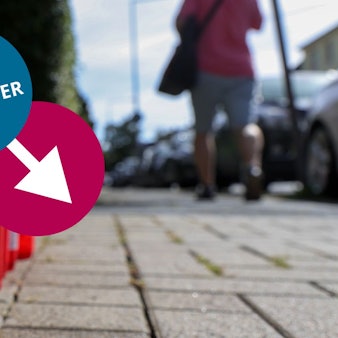 Kerzen stehen vor einem Hauseingang in der Römerstraße, die an den gewaltsamen Tod eines 19-Jährigen erinnern.