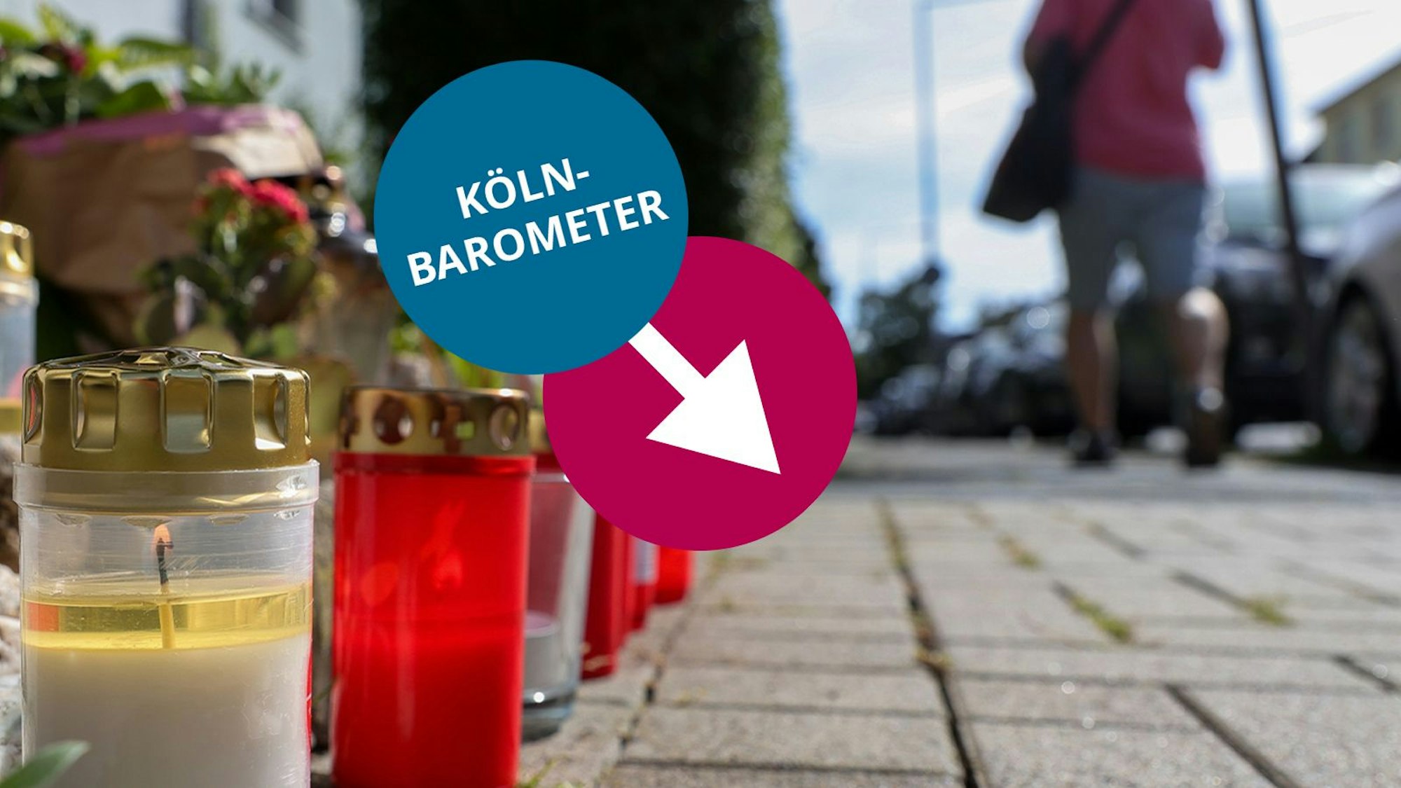 Kerzen stehen vor einem Hauseingang in der Römerstraße, die an den gewaltsamen Tod eines 19-Jährigen erinnern.