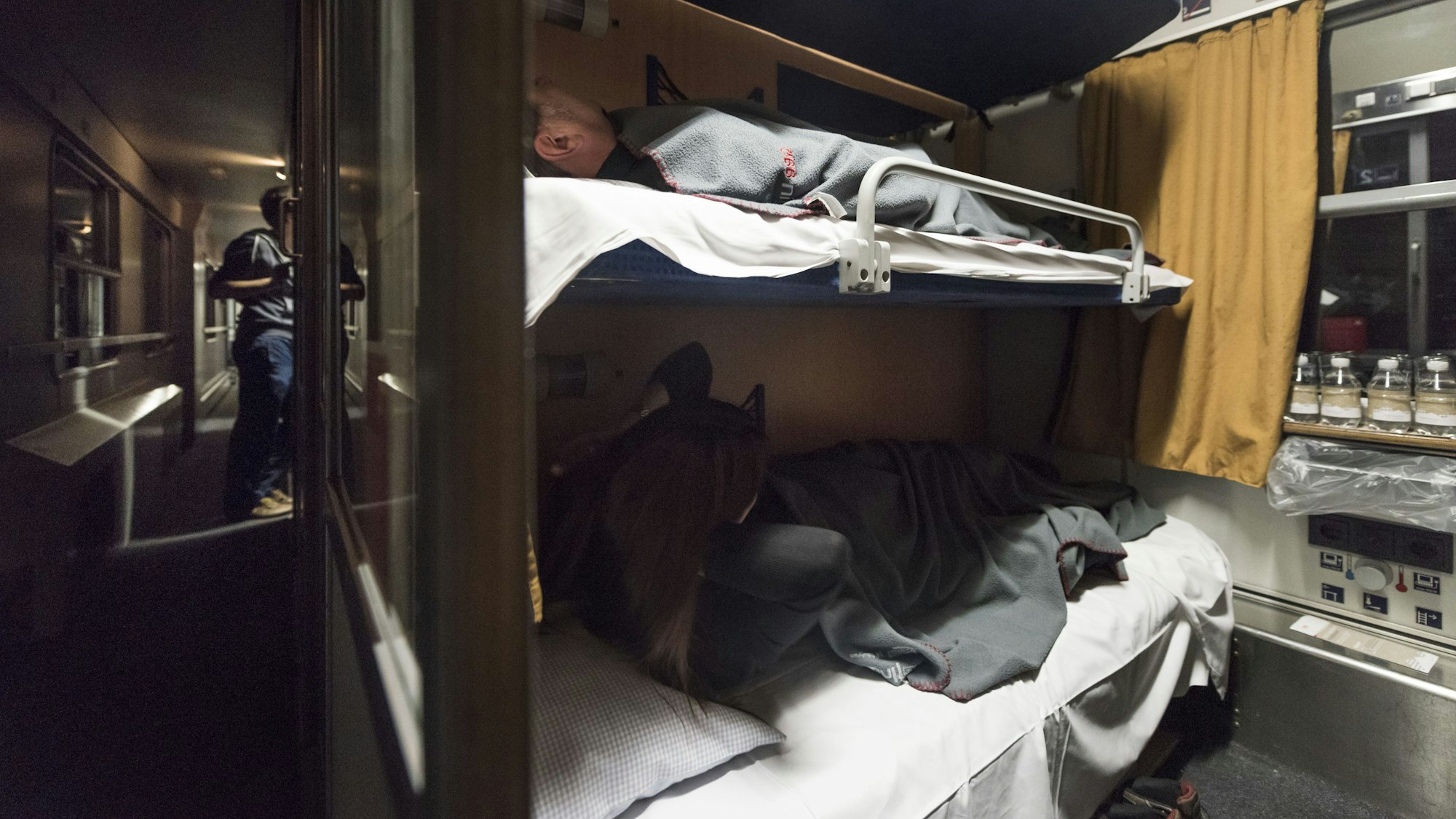 Reisende haben es sich im Nachtzug der Österreichischen Bundesbahnen (ÖBB) auf der Fahrt von Zürich (Schweiz) nach Hamburg bequem gemacht. Ab dem 13. Dezember 2021 fahren zwei neue Nachtzüge. Der Klimawandel macht in der Nacht fahrende Züge mit Schlafwagen wieder sexy. Früher gab es viel mehr Nachtzüge. Heutzutage fehlen die guten Verbindungen. (zu dpa: «Comeback der Nachtzüge: Lernen aus der Vergangenheit») +++ dpa-Bildfunk +++