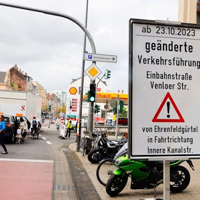 An der Moschee wird seit Freitag auf die neue Verkehrsführung hingewiesen.