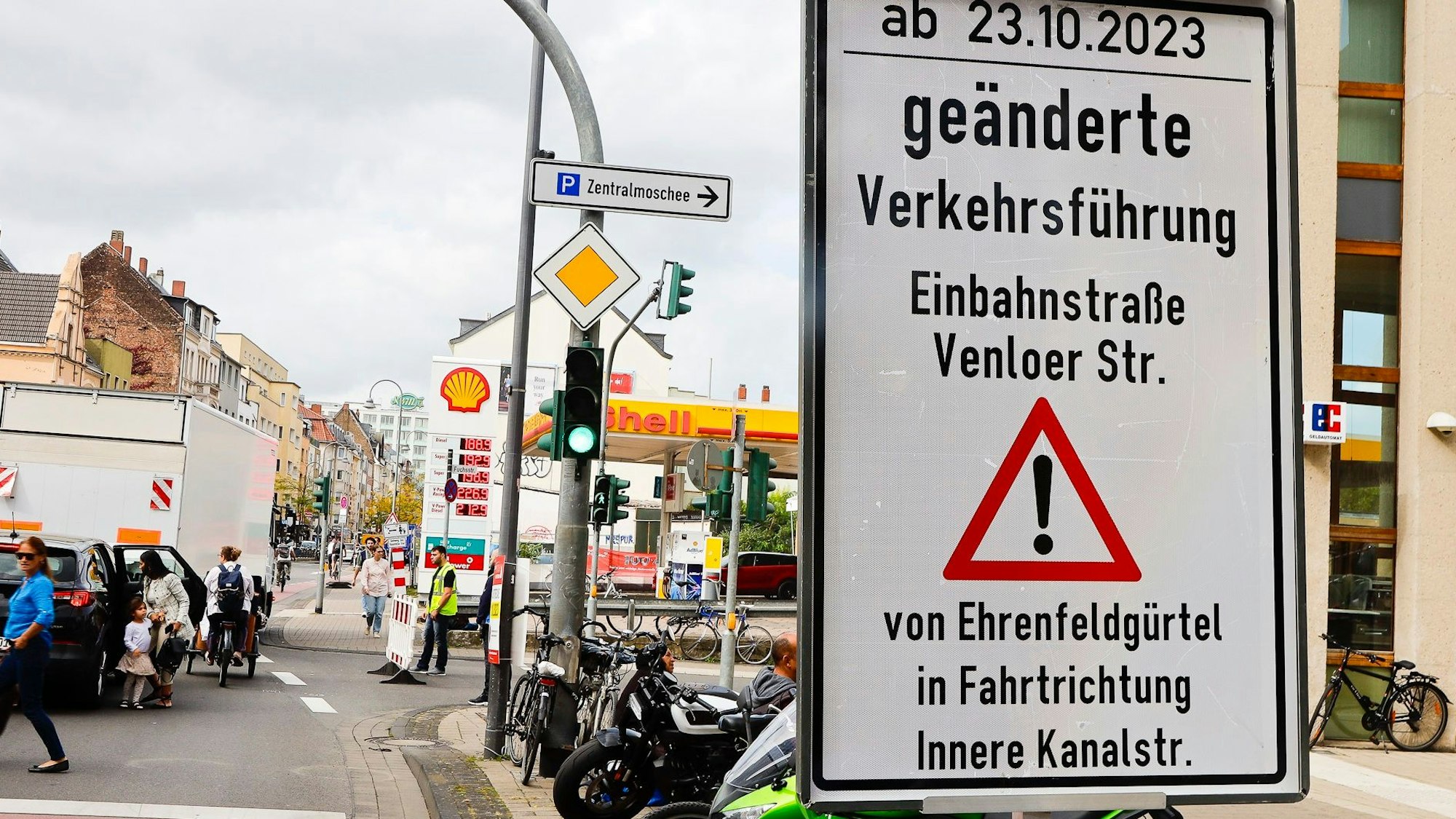 An der Moschee wird seit Freitag auf die neue Verkehrsführung hingewiesen.
