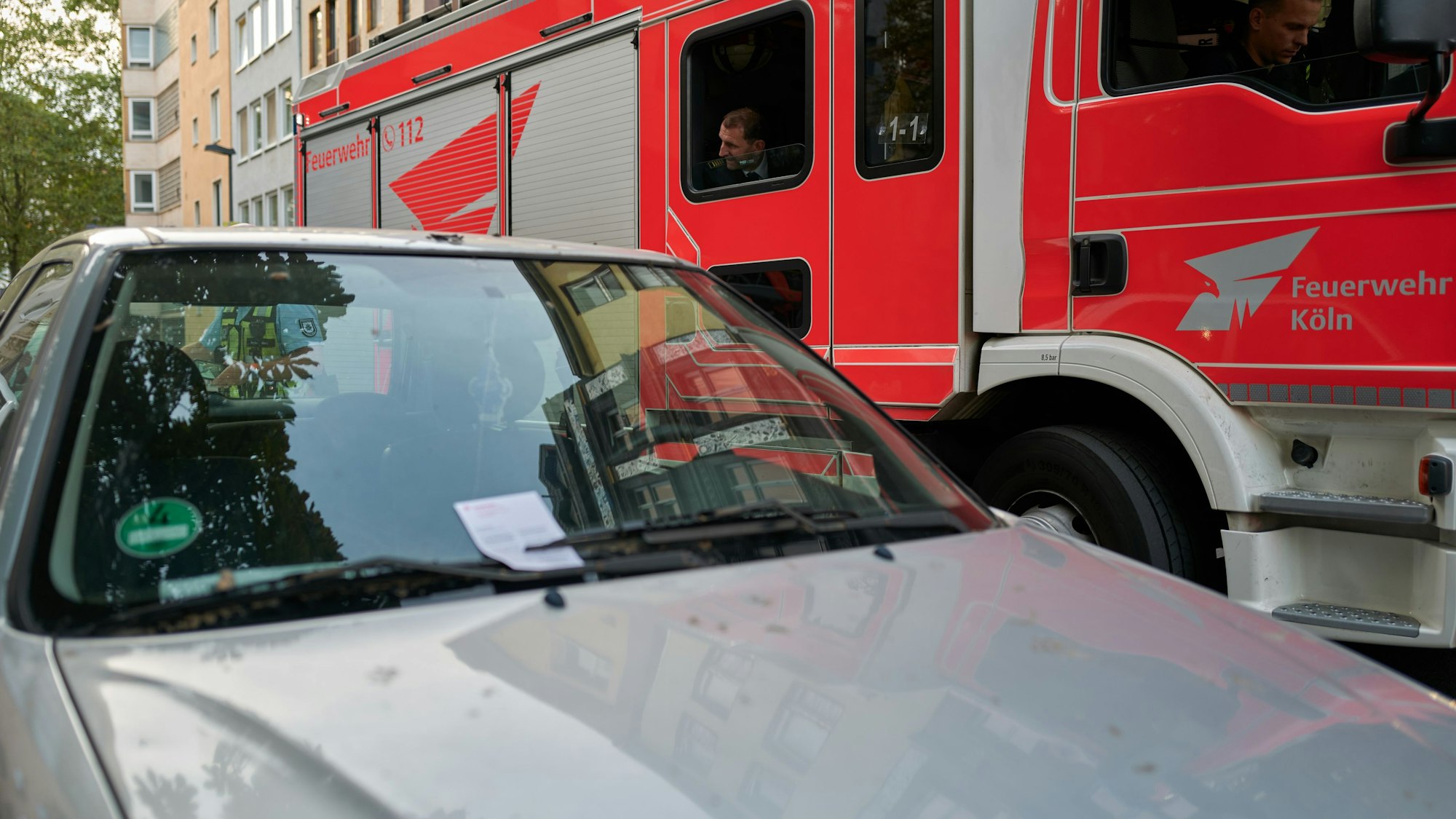 Falschparker im Gereonsviertel behindern ein Feuerwehrfahrzeug.